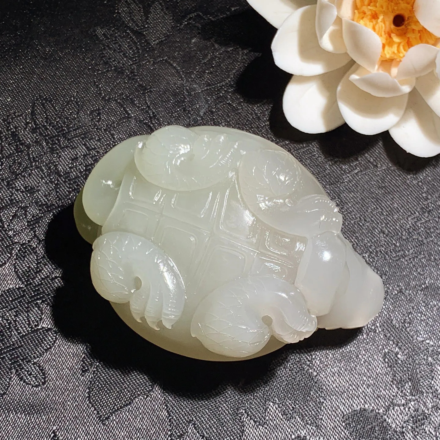 和田玉青海翠翠青玄武把件 尺寸61/43/25重93克。玉质细腻油润。手推出油。品相大气 lt260202