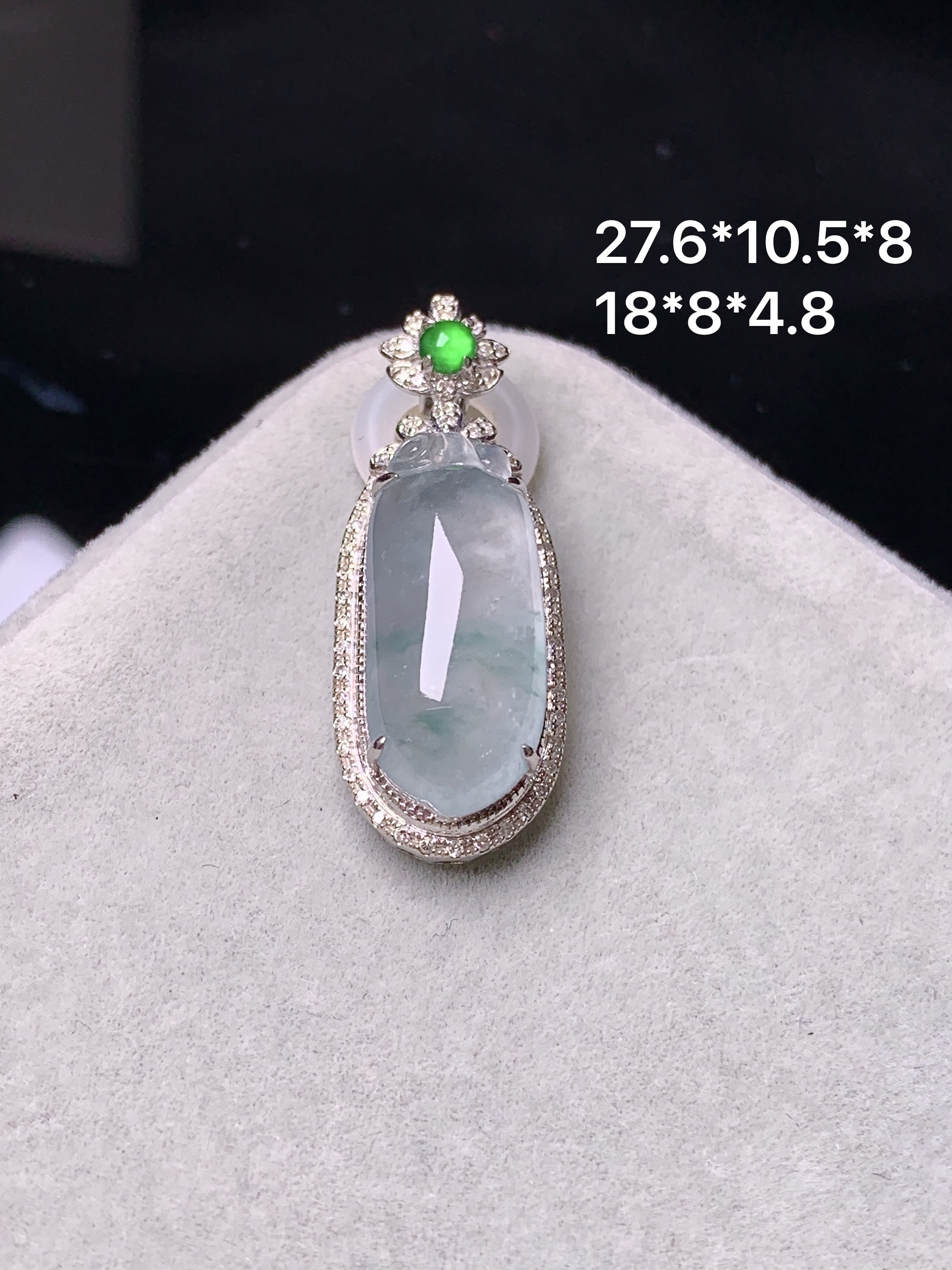 18k金钻镶嵌冰种福瓜吊坠 玉质细腻 色泽艳丽清新 整体尺寸27.6*10.5*8