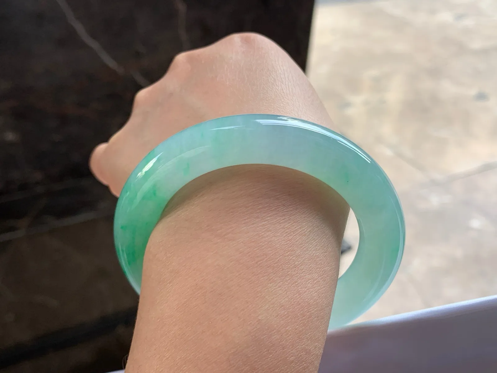 56-11.8

飘绿圆条手镯^_^色阳 玉质温润