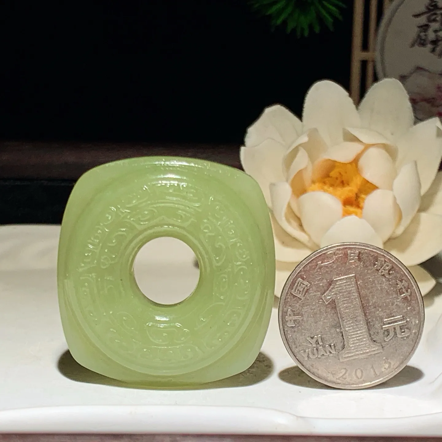 新疆和田玉若羌黄口料四方平安扣玉棕挂件 尺寸39/37/12重32克。玉质细腻油润。手推出油。品相大气 lt260202