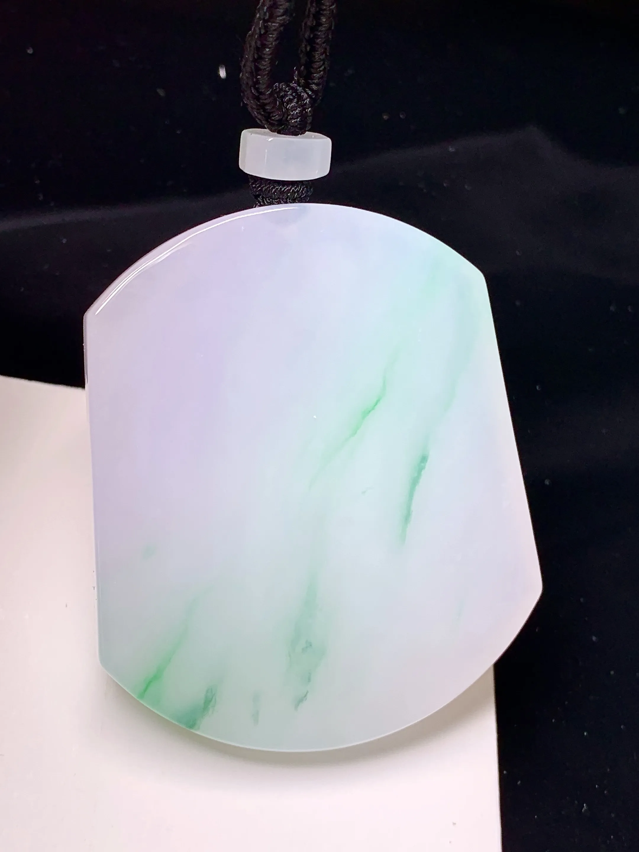 飘绿无事牌吊坠 玉质细腻 色泽艳丽清新 整体尺寸54*45*6.2