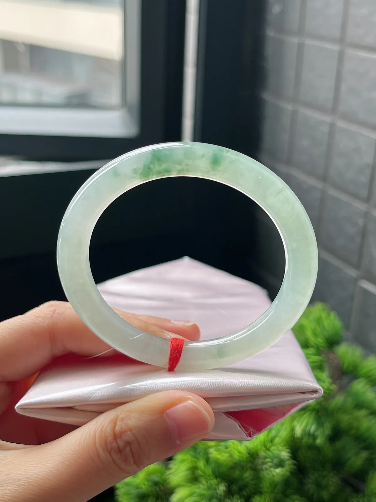 圆镯53.4圈口，翡翠冰糯种淡绿色手镯