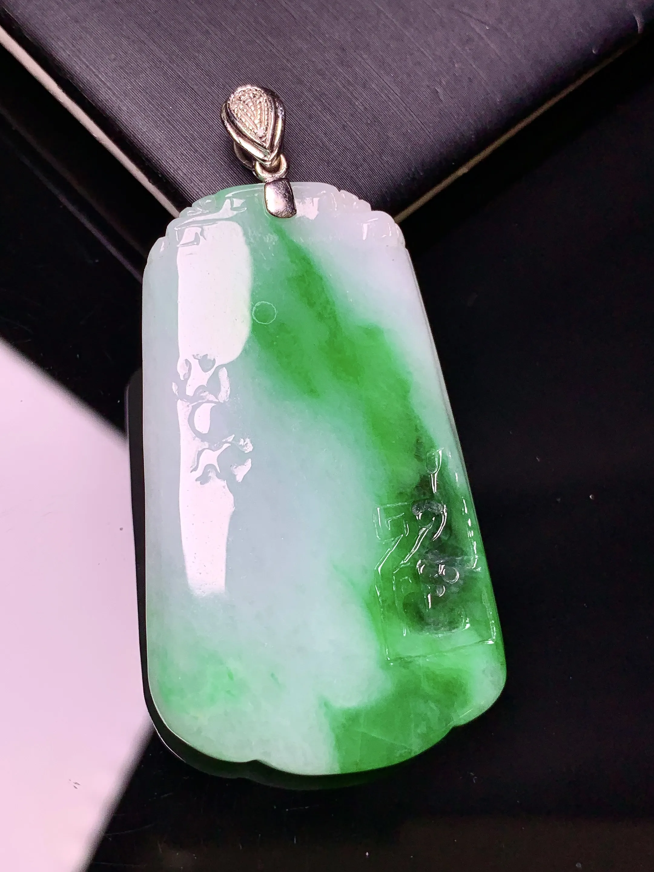 18k金钻镶嵌飘绿雕花牌吊坠 玉质细腻 色泽艳丽清新 整体尺寸51.8*26.2*4.6