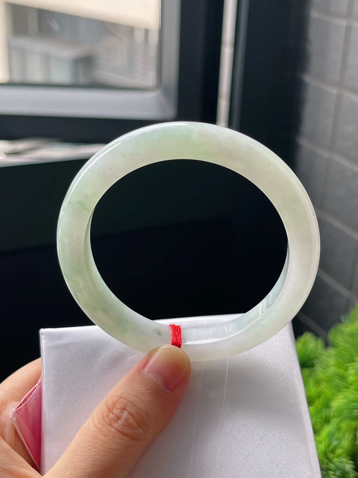 正圈55.8圈口，翡翠冰糯种淡绿色手镯