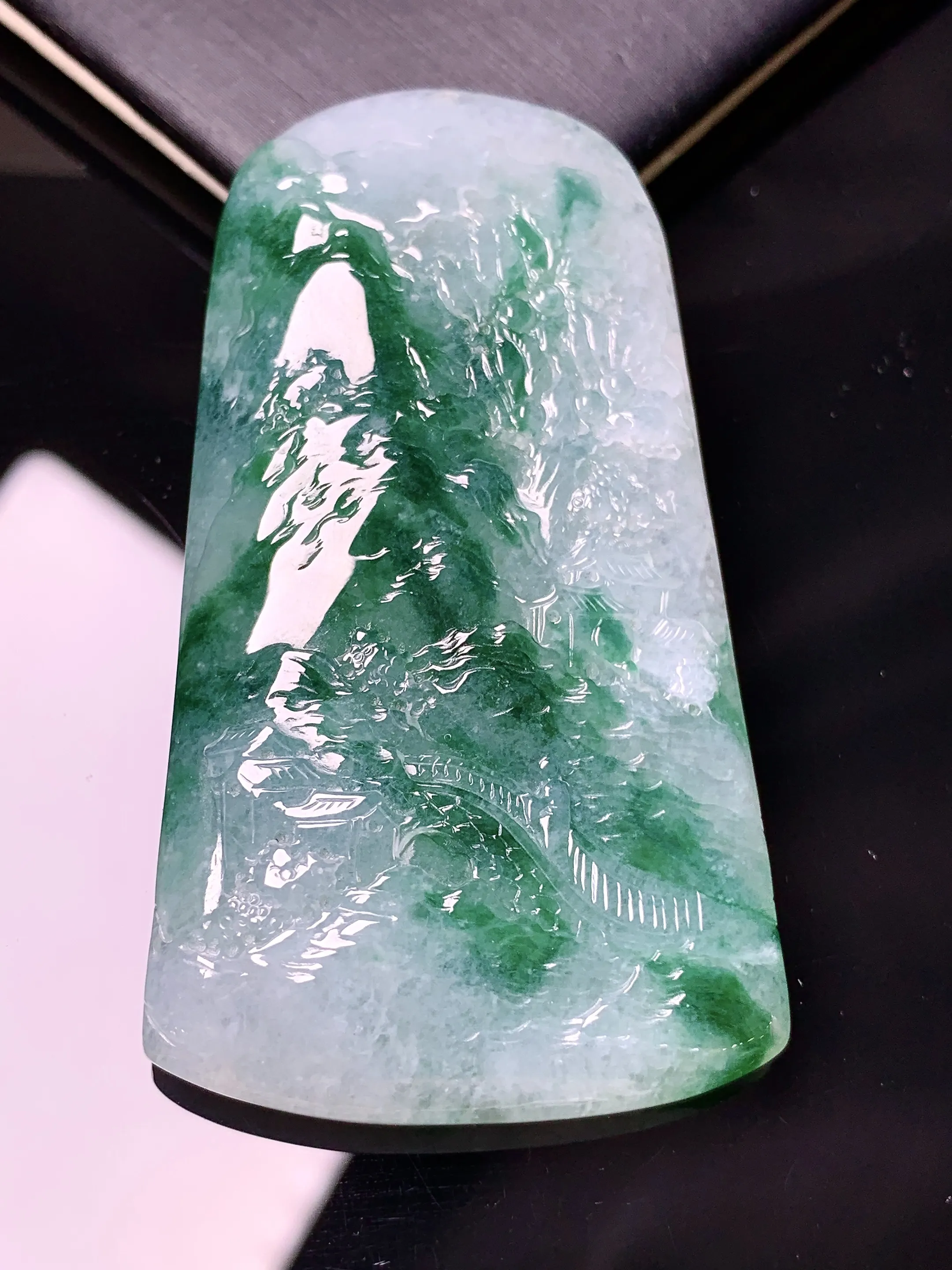 飘绿山水牌子吊坠 玉质细腻 色泽艳丽清新 整体尺寸60.8*32.8*7.8