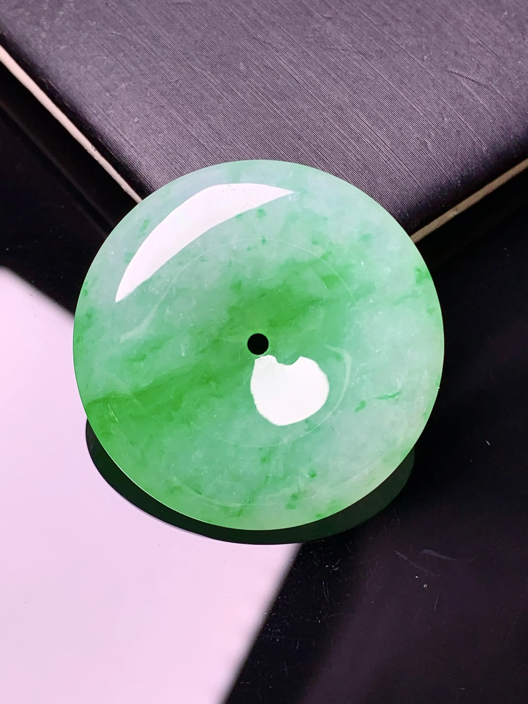 翠绿平安扣吊坠 玉质细腻 色泽艳丽清新 整体尺寸31.3*6