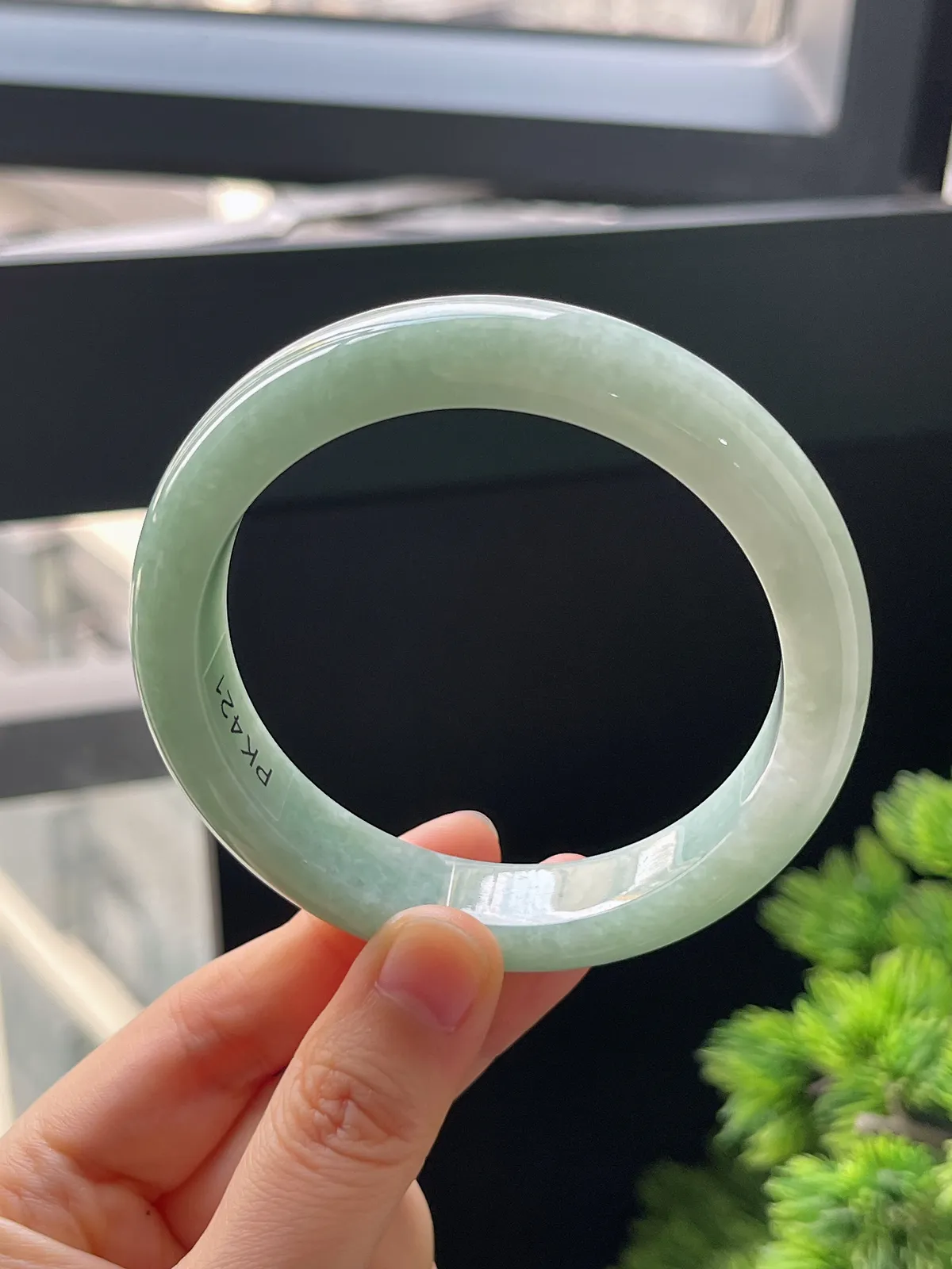 正圈59.8圈口，翡翠糯化种淡绿色手镯