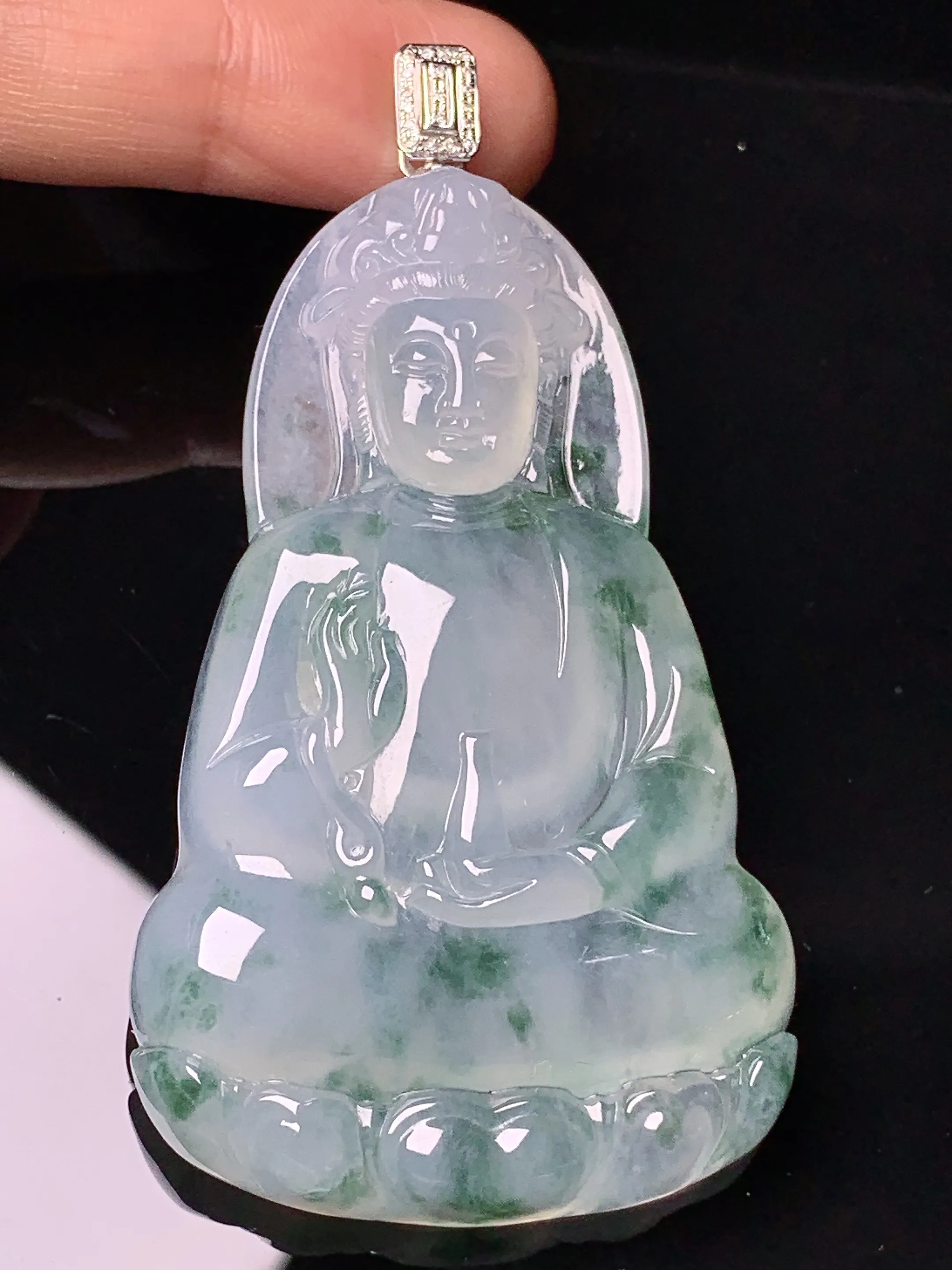 18k金钻镶嵌冰种飘绿观音吊坠 玉质细腻 色泽艳丽清新 整体尺寸71.6*38.8*7.5