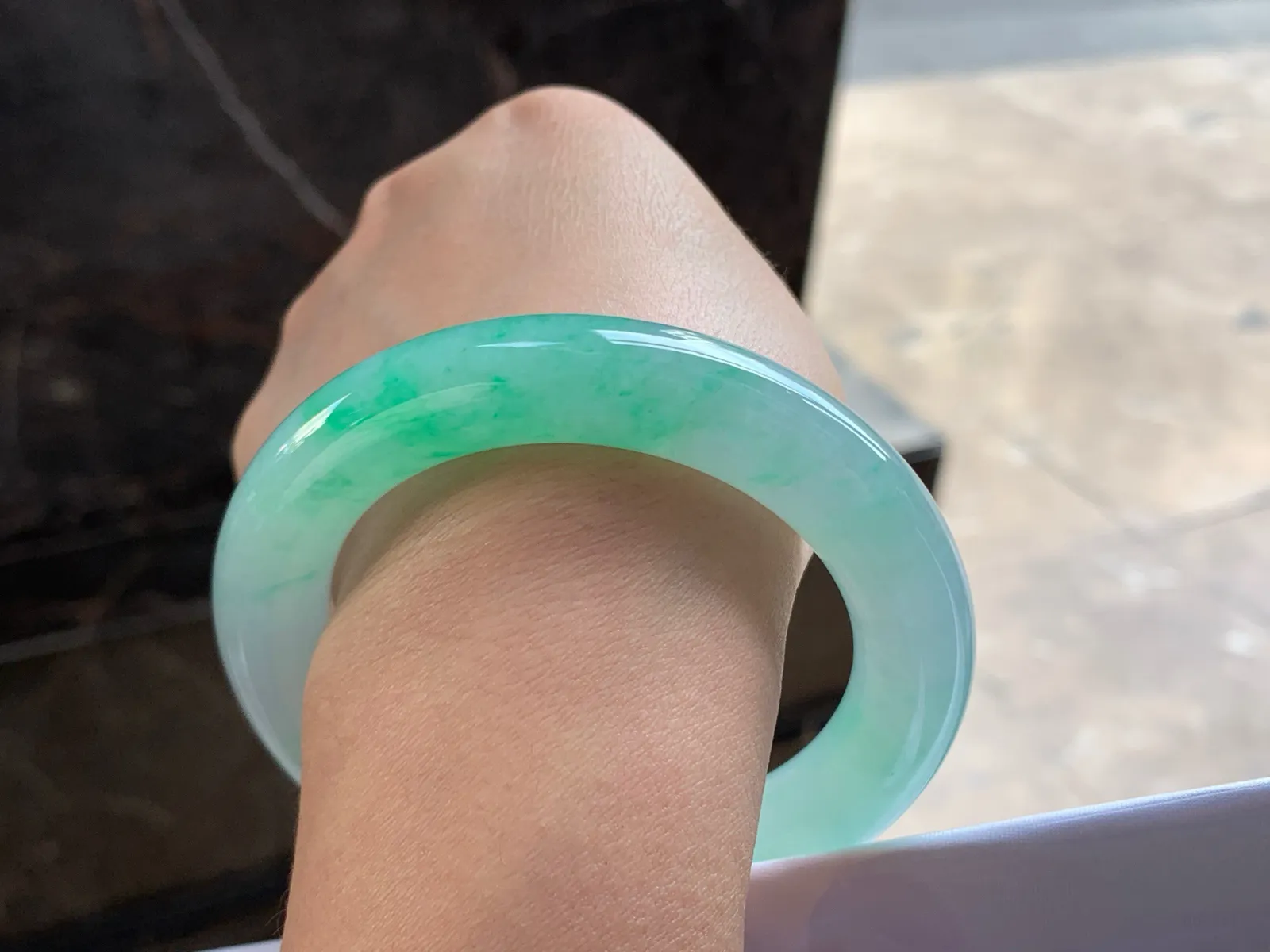 56-11.8

飘绿圆条手镯^_^色阳 玉质温润