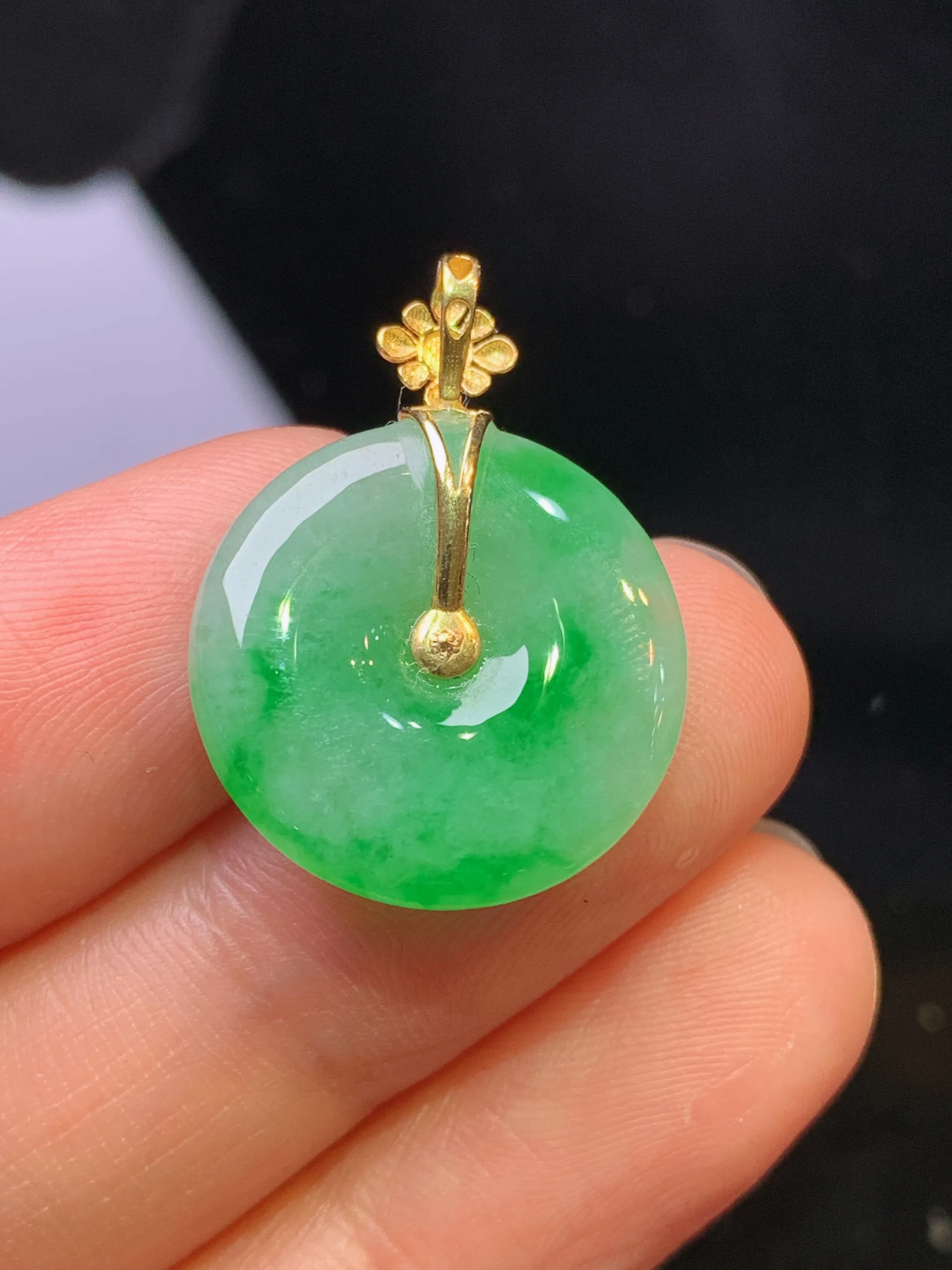 18k金钻镶嵌翠绿平安扣吊坠 玉质细腻 色泽艳丽清新 整体尺寸24.8*18*4