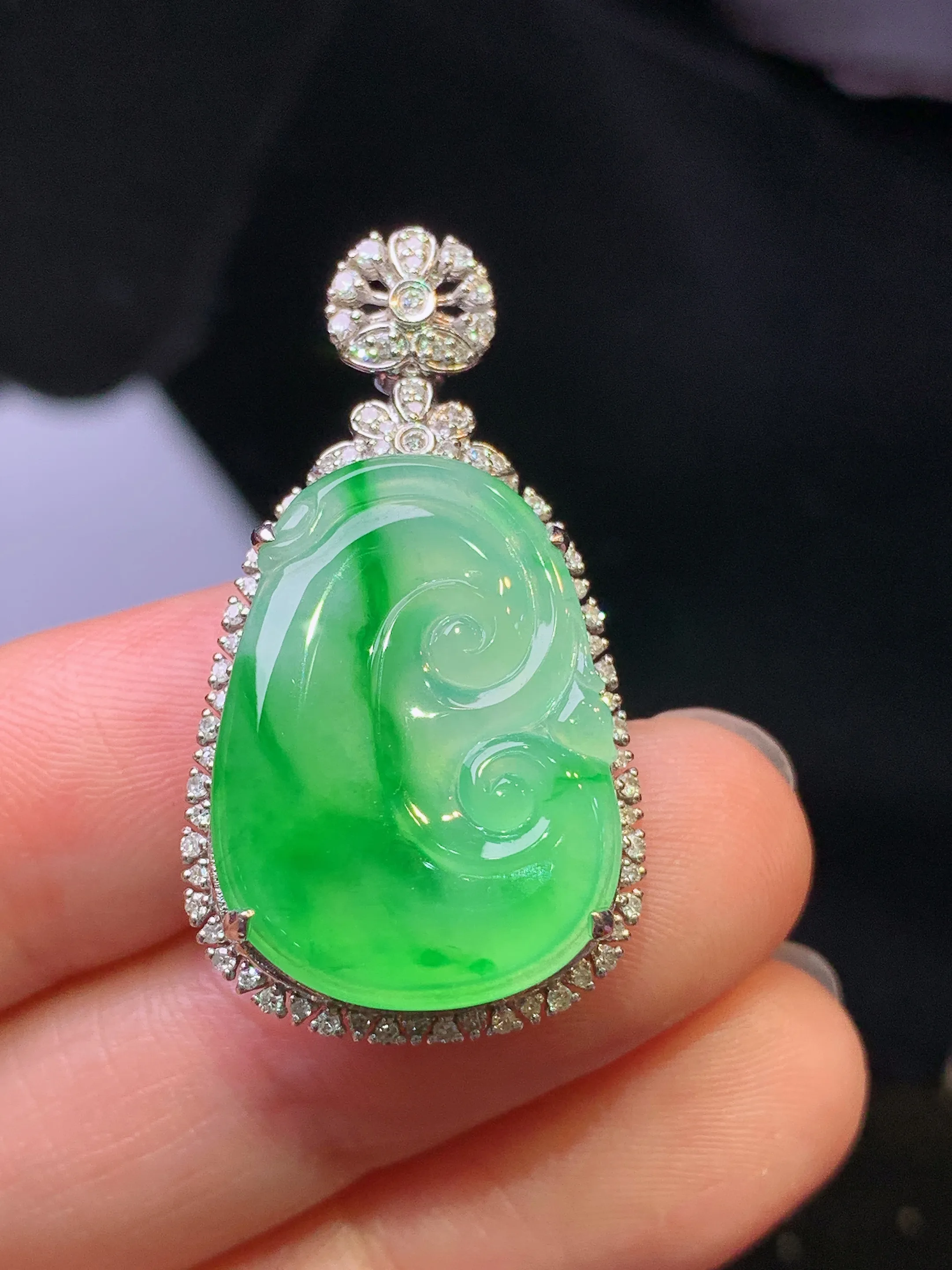 18k金钻镶嵌飘绿如意吊坠 玉质细腻 色泽艳丽清新 整体尺寸33.8*18.3*8.5