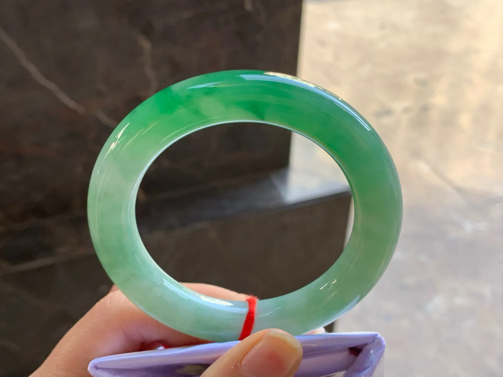 54-11

浓绿色圆条手镯^_^鲜艳 玉质温润