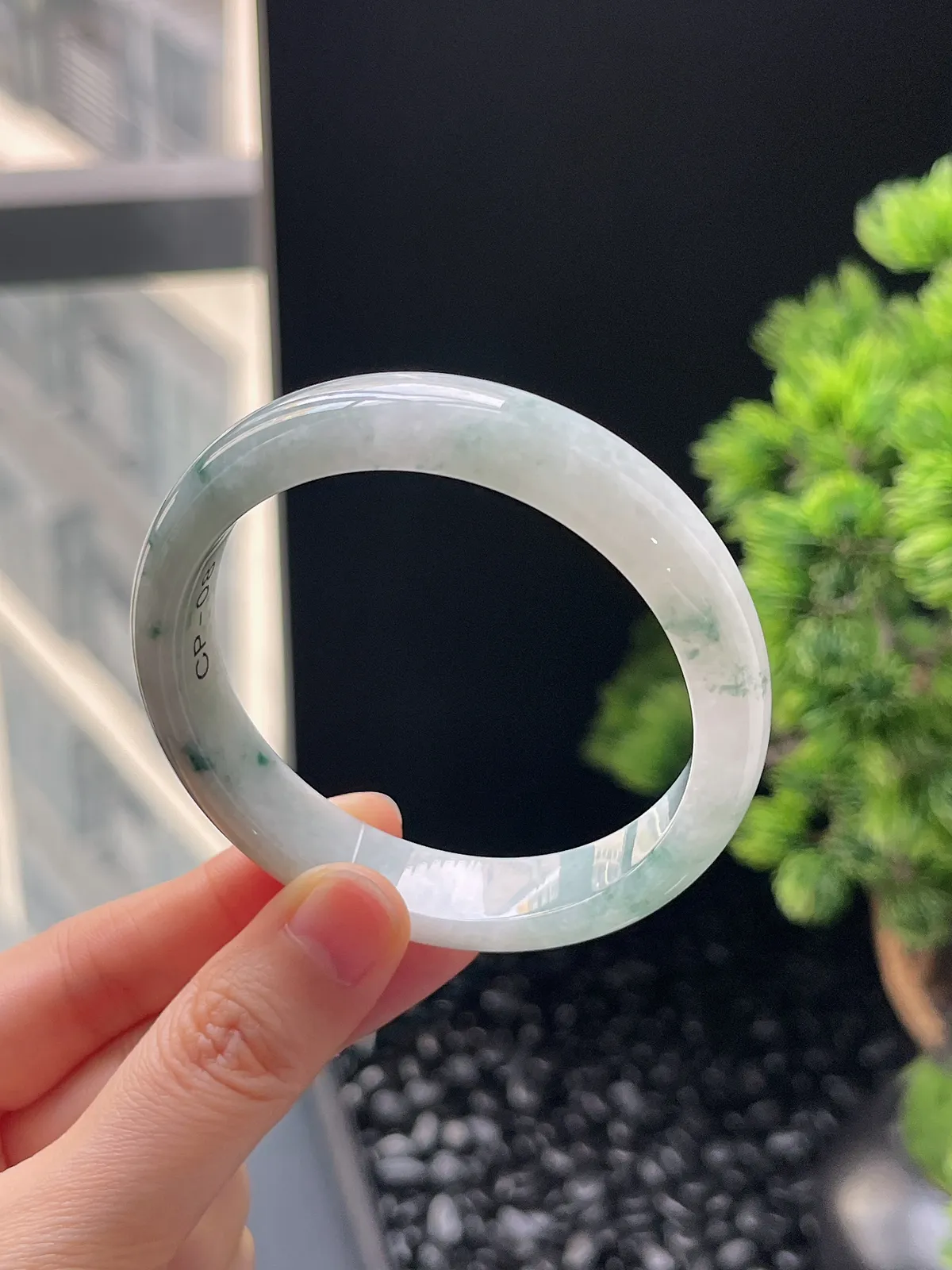 正圈56.6圈口，翡翠糯化种飘绿手镯