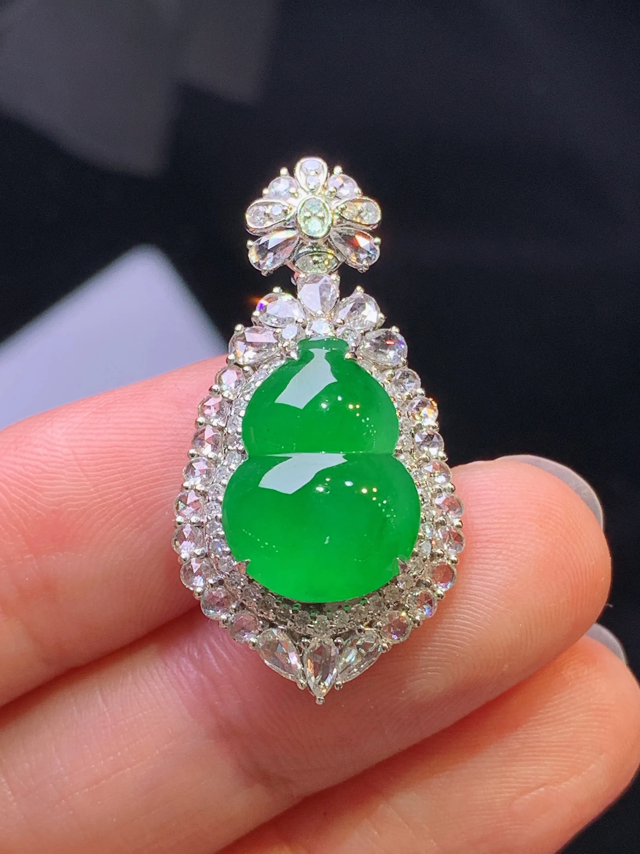 18k金钻镶嵌满绿葫芦吊坠 玉质细腻 色泽艳丽清新 整体尺寸32.3*16.6*10.5