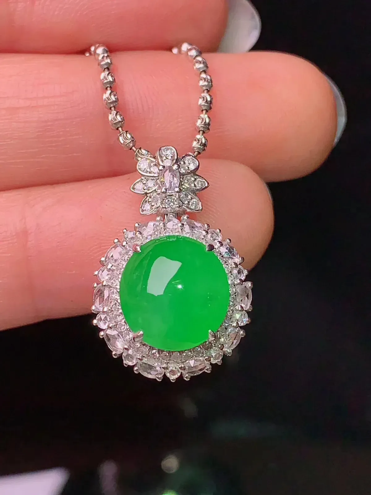 18k金钻镶嵌满绿蛋面吊坠 玉质细腻 色泽艳丽 整体尺寸21.7*14.6*11.8