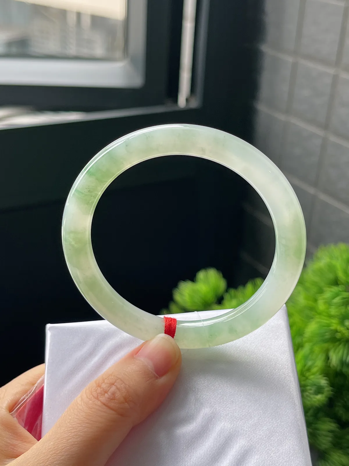 圆镯54圈口，翡翠冰糯种淡绿色手镯