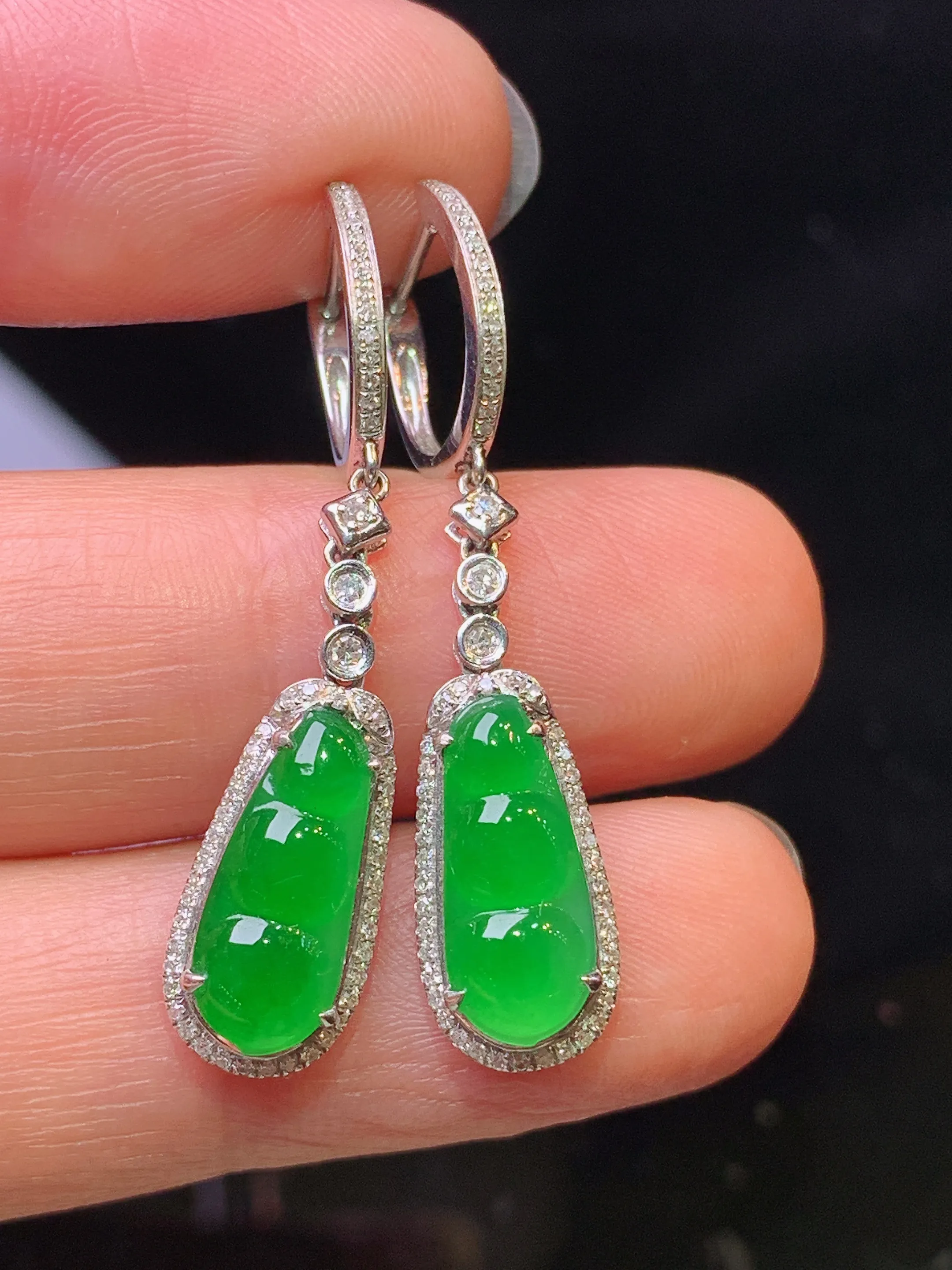 18k金钻镶嵌翠绿四季豆耳坠 玉质细腻 色泽艳丽清新 整体尺寸34.5*7.6*5