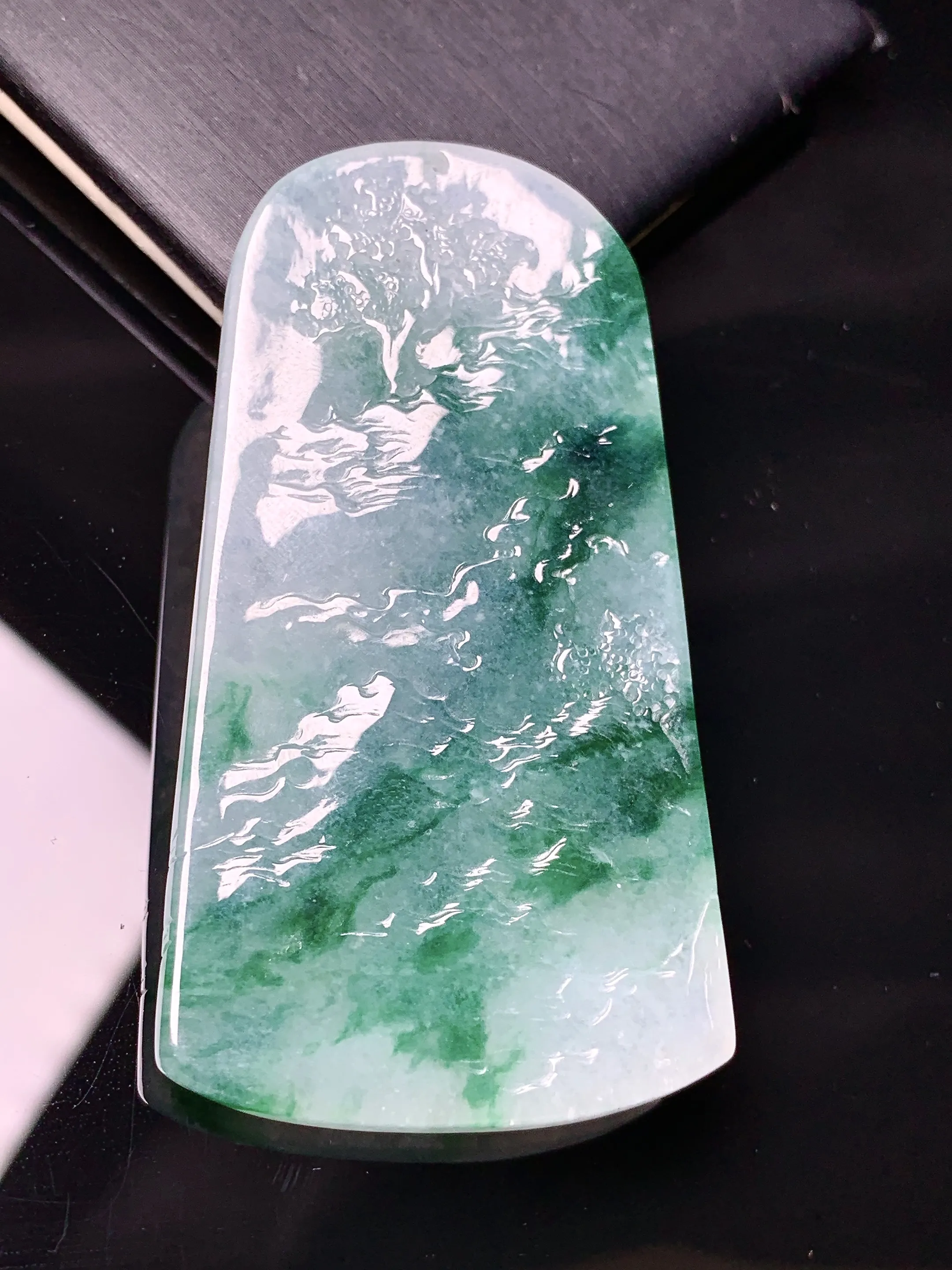 飘绿山水牌子吊坠 玉质细腻 色泽艳丽清新 整体尺寸60.8*32.8*7.8