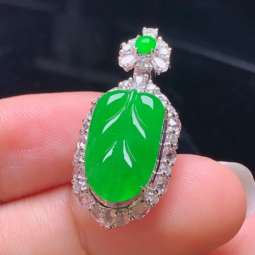 18k金钻搭配小绿蛋面镶嵌阳绿树叶吊坠 事业有成 整体尺寸28.2*13*9.6