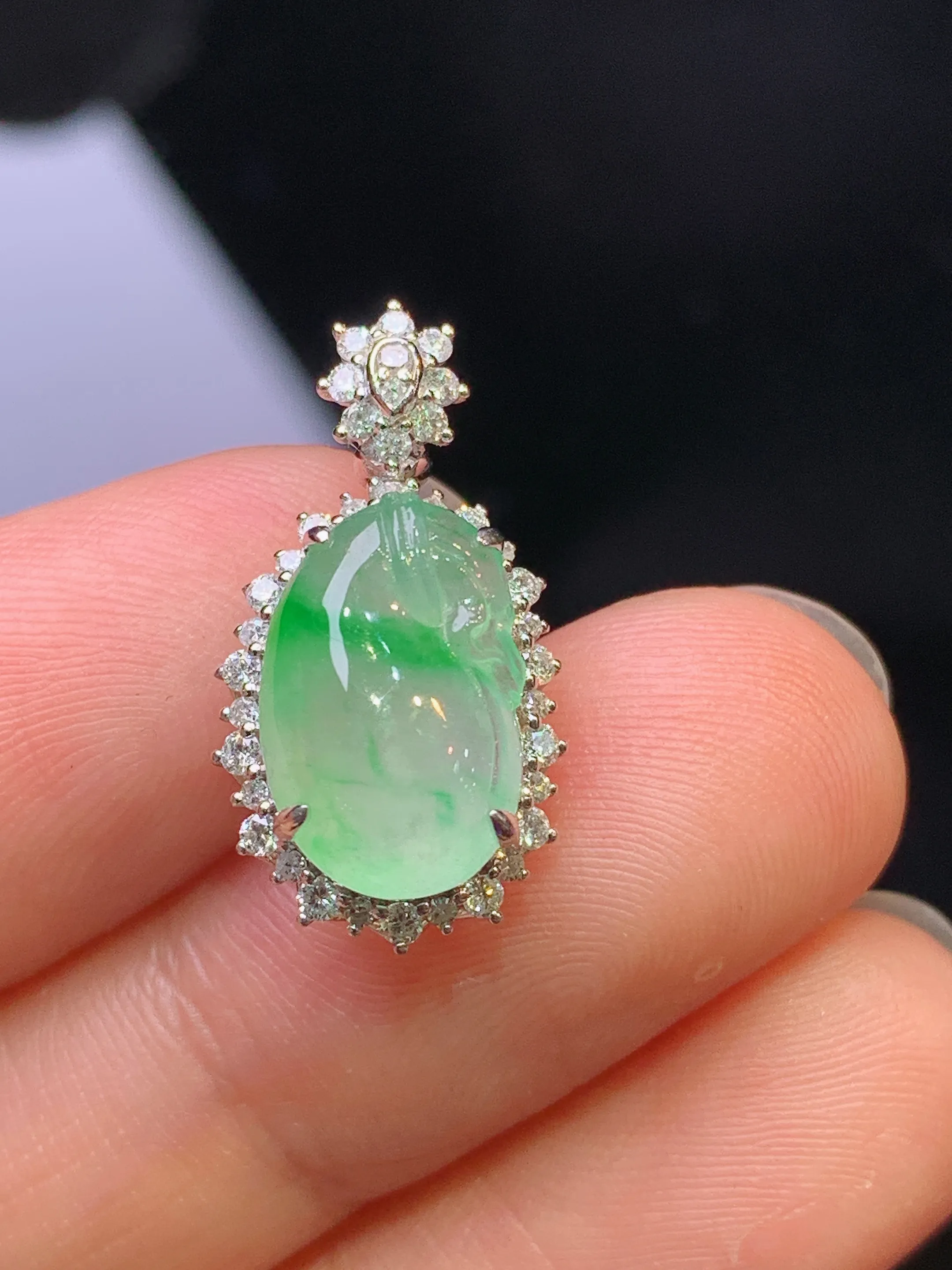 18k金钻镶嵌飘绿钱袋吊坠 玉质细腻 色泽艳丽清新 整体尺寸20.6*11*7.5