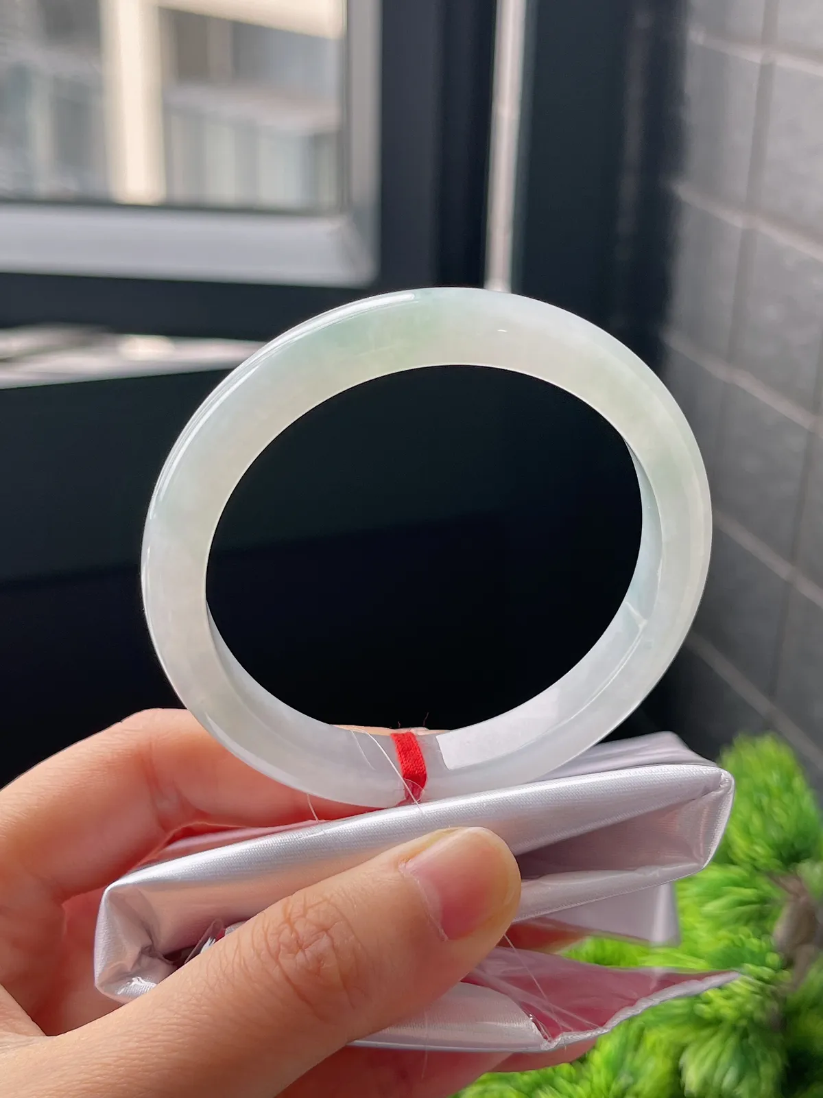 正圈53.6圈口，翡翠冰糯种淡绿色手镯