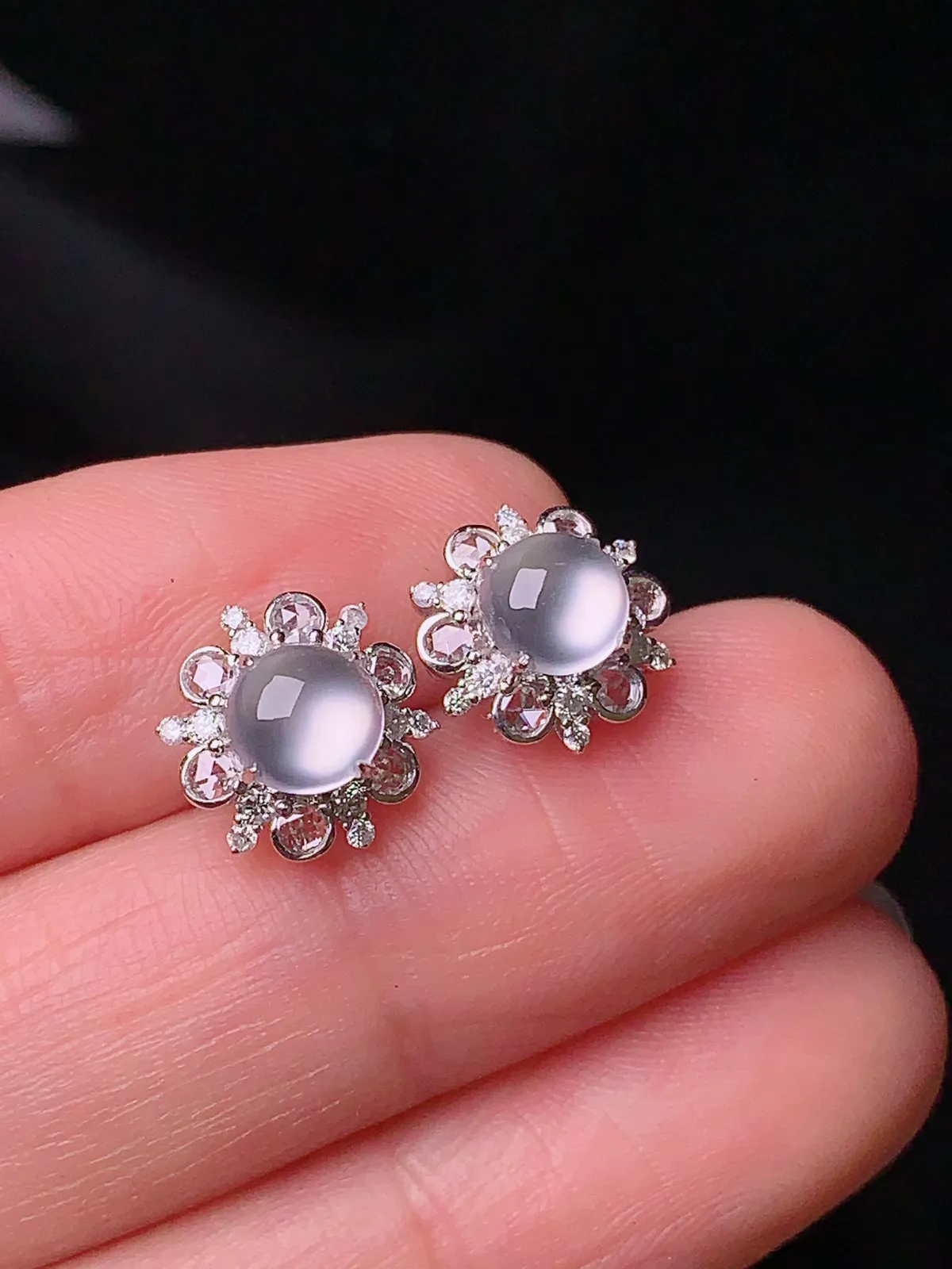 18k金钻镶嵌冰种蛋面耳钉 玉质细腻 水润透亮 整体尺寸9.8*6.8