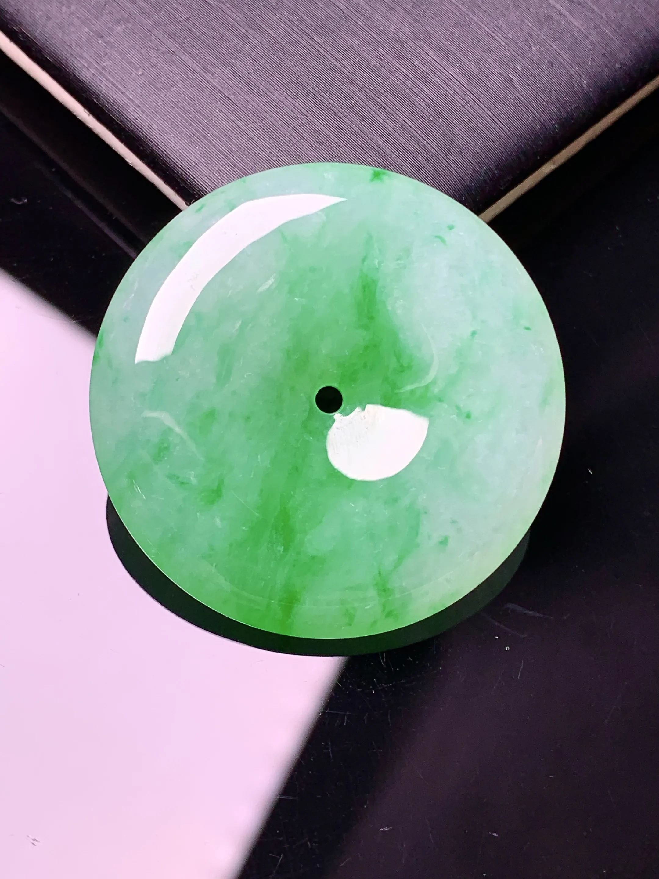 翠绿平安扣吊坠 玉质细腻 色泽艳丽清新 整体尺寸31.3*6