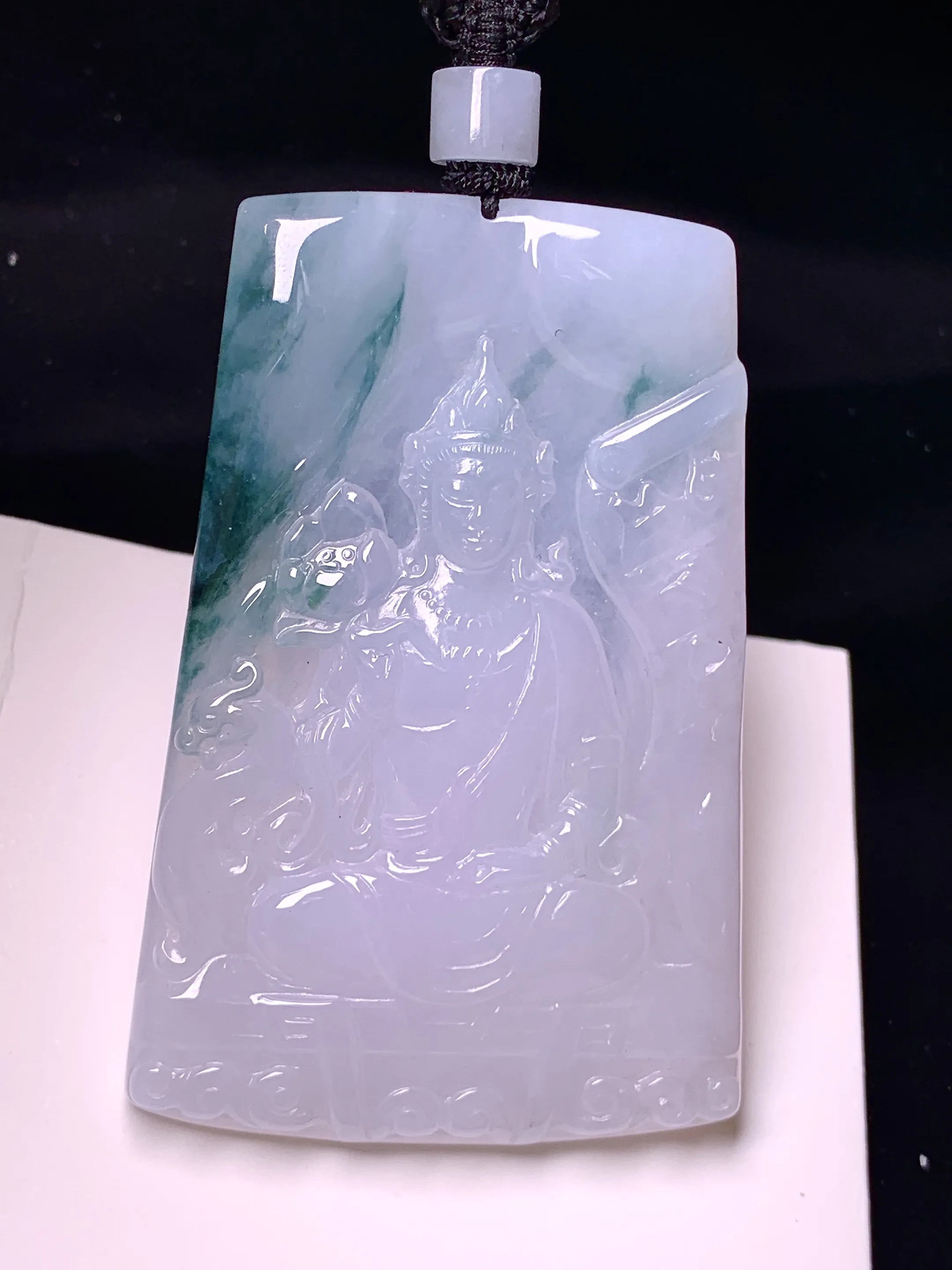 飘绿观音菩萨吊坠 玉质细腻 色泽艳丽清新 整体尺寸65.5*43*6.2