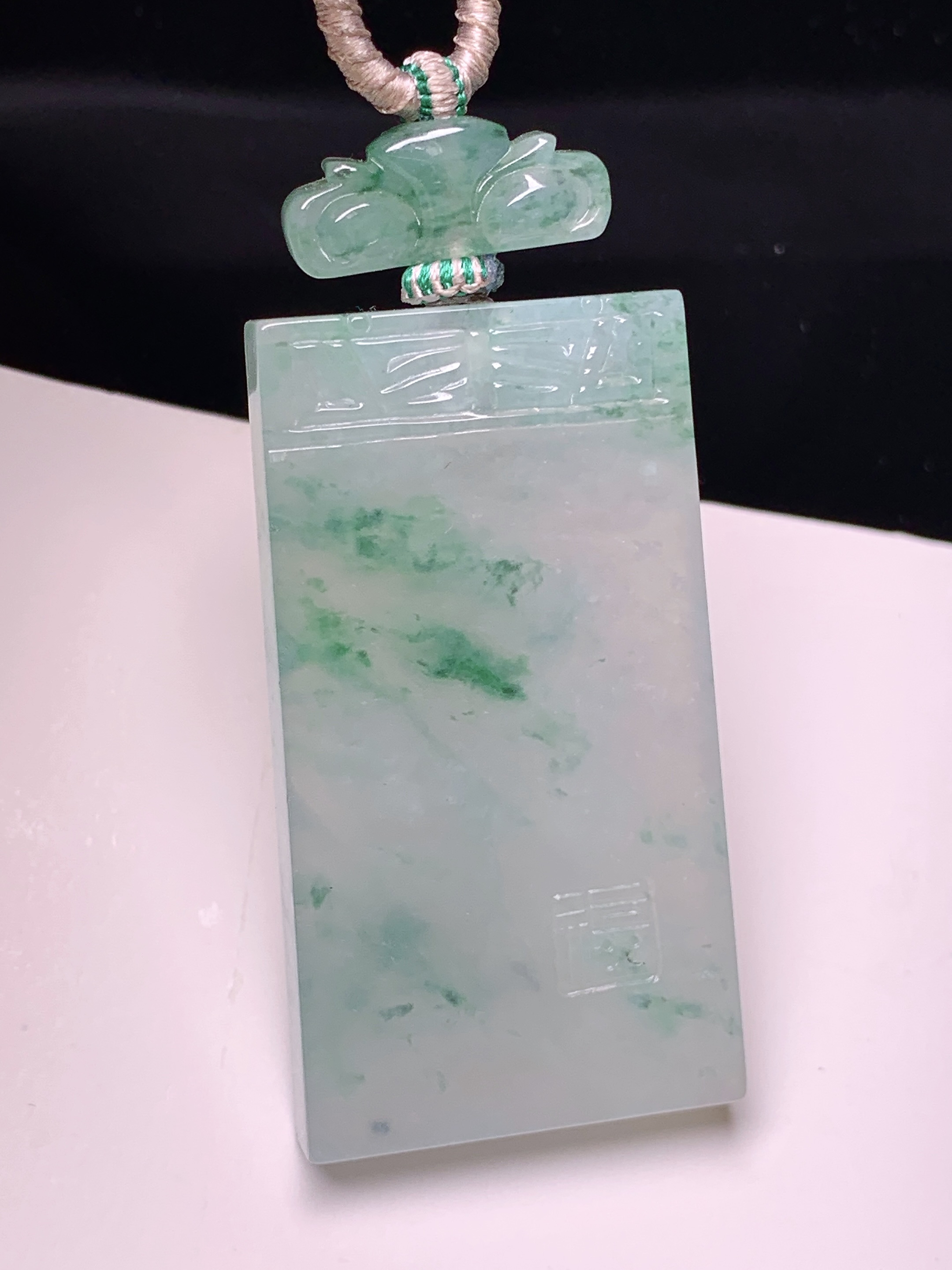 冰种飘绿无事牌吊坠 玉质细腻 色泽艳丽清新 整体尺寸43*23.5*5