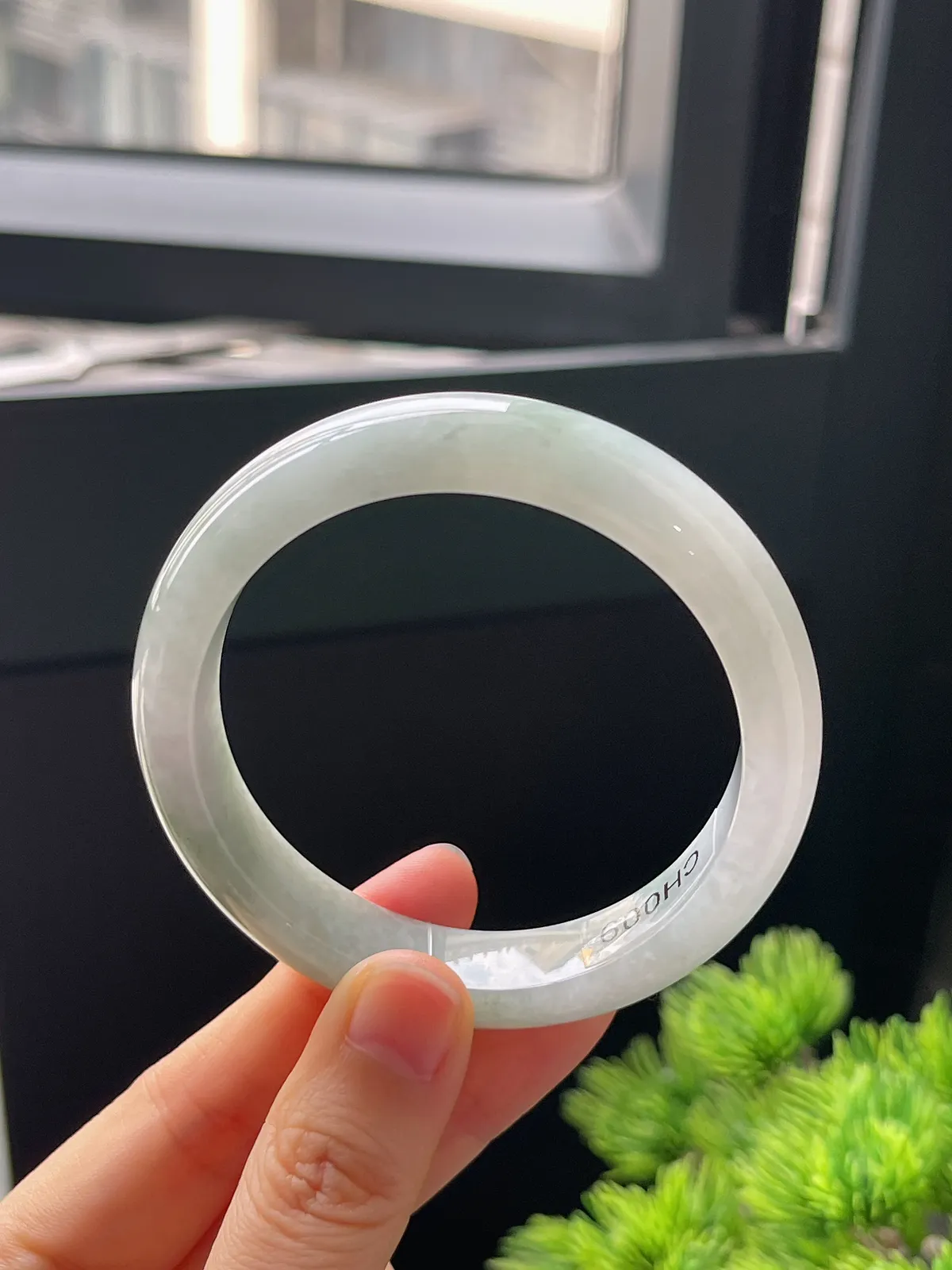 正圈55圈口，翡翠糯化种淡绿色手镯