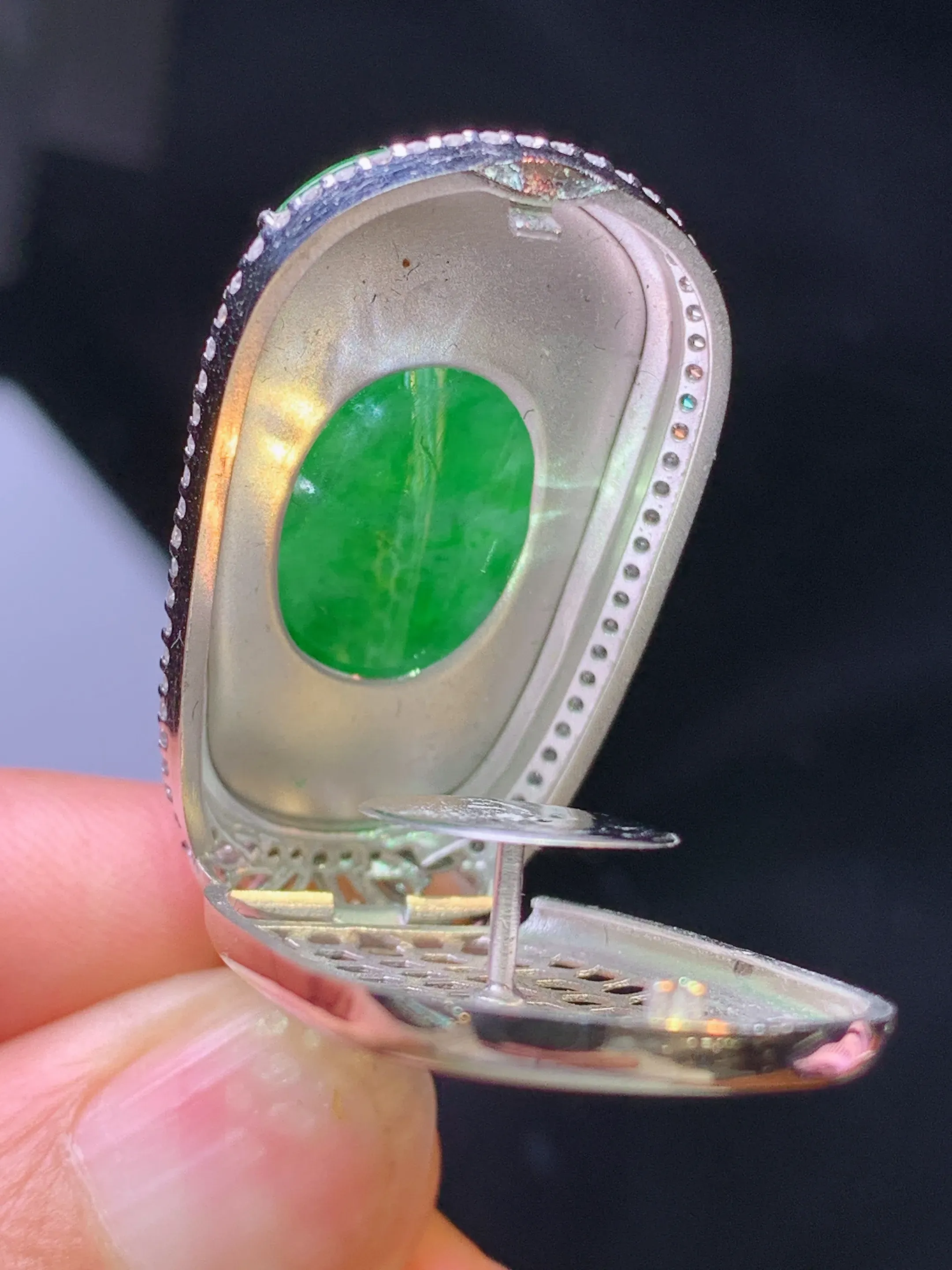 18k金钻镶嵌翠绿如意吊坠 玉质细腻 色泽艳丽清新 整体尺寸42.2*20*10