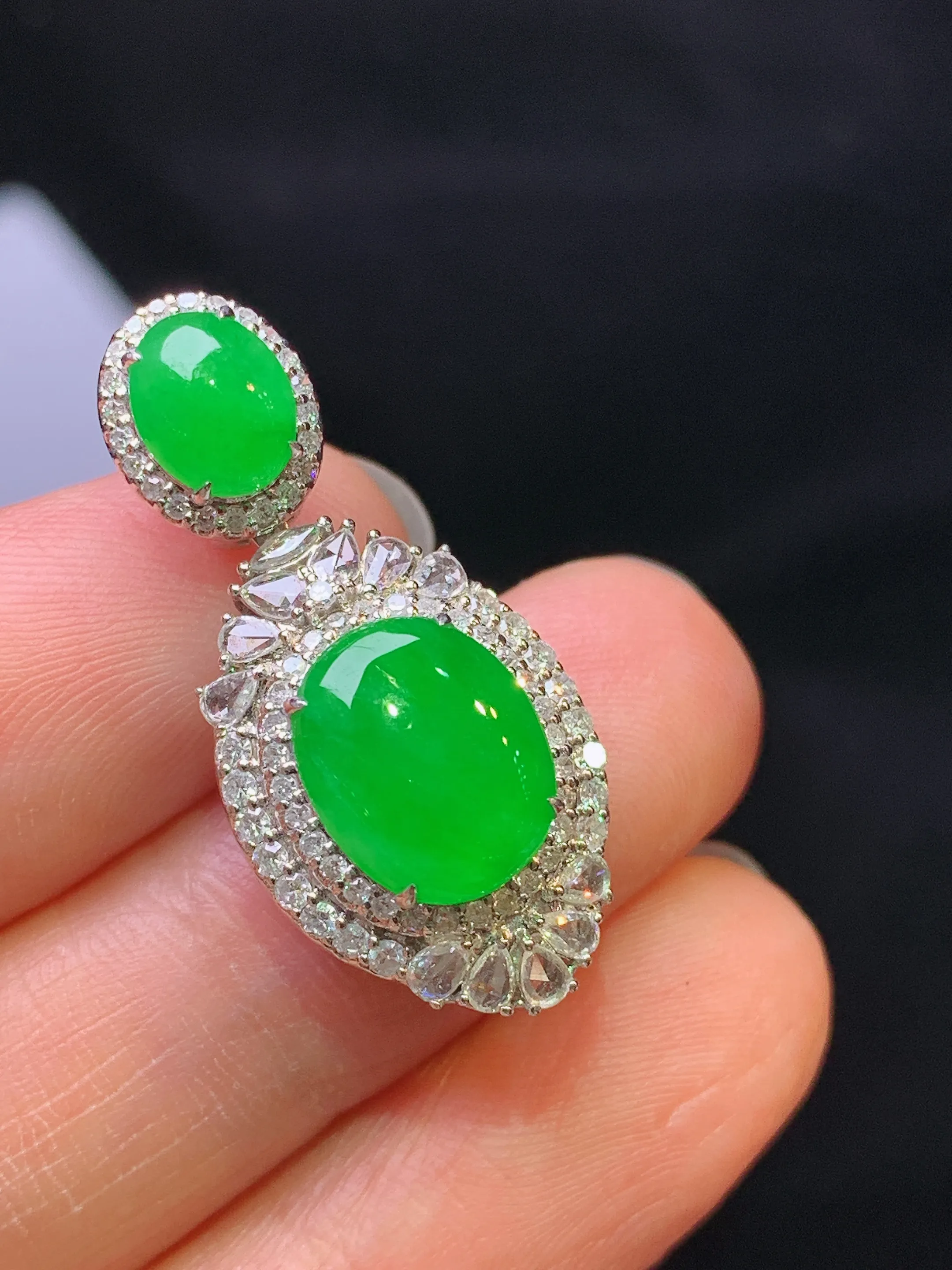 18k金钻镶嵌满绿蛋面吊坠 玉质细腻 色泽艳丽清新 整体尺寸29.2*13.5*10