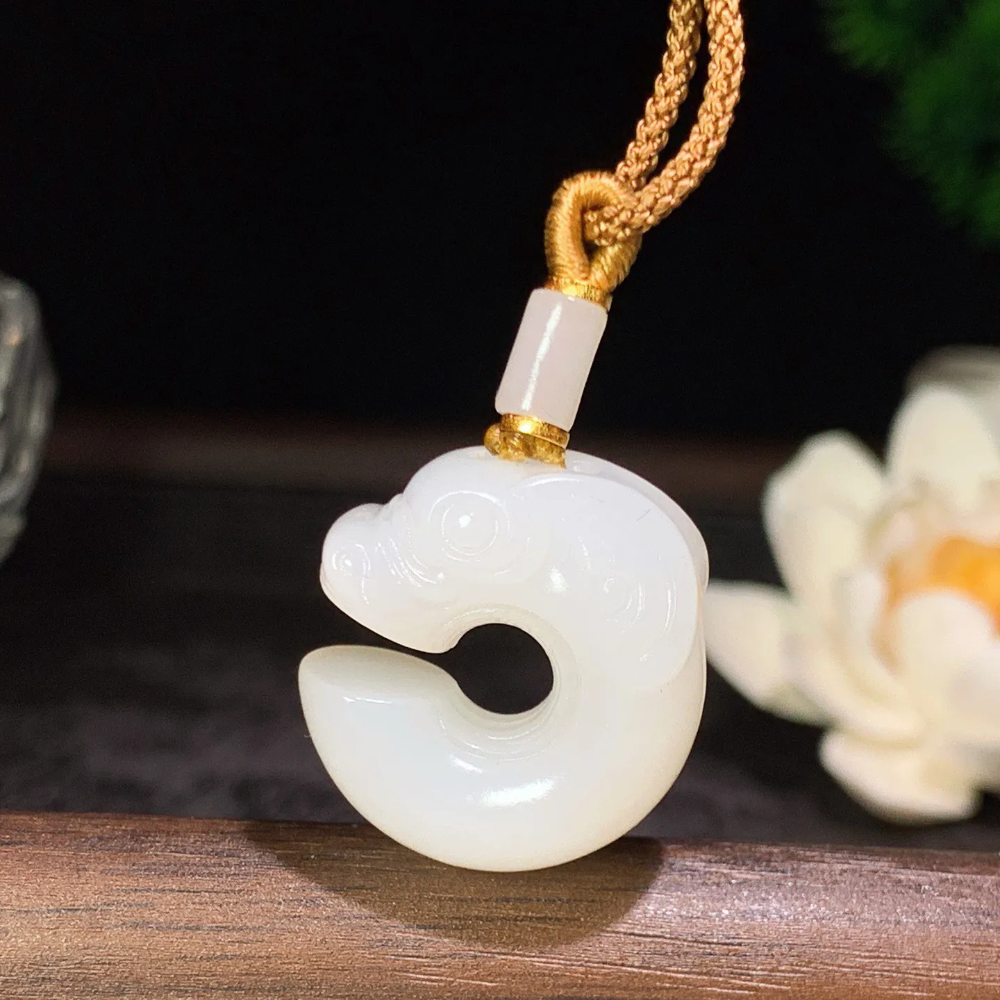 新疆和田玉白玉羊脂白玉猪龙挂件 尺寸24/22/11重11.5克。玉质细腻油润。手推出油。品相大气 lt260202