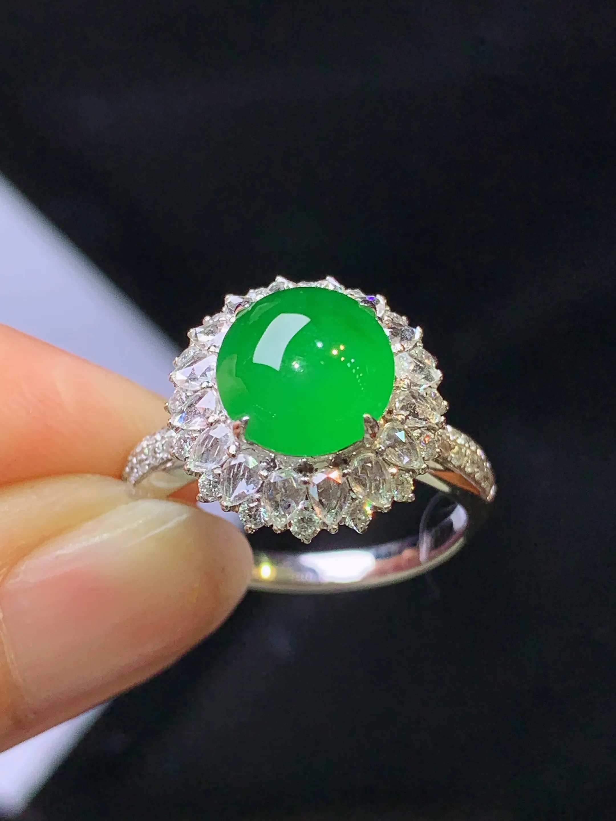 18k金钻镶嵌满绿蛋面戒指 吊玉质细腻 色泽艳丽清新 圈口14 整体尺寸14.2*10.2