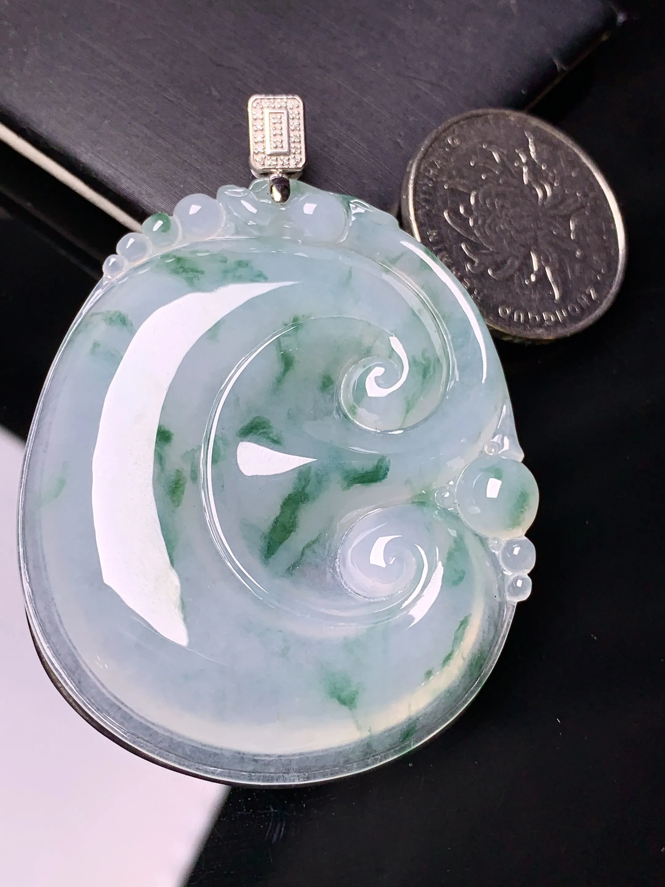 18k金钻镶嵌飘绿如意吊坠 玉质细腻 色泽艳丽清新 整体尺寸61.6*44.6*6