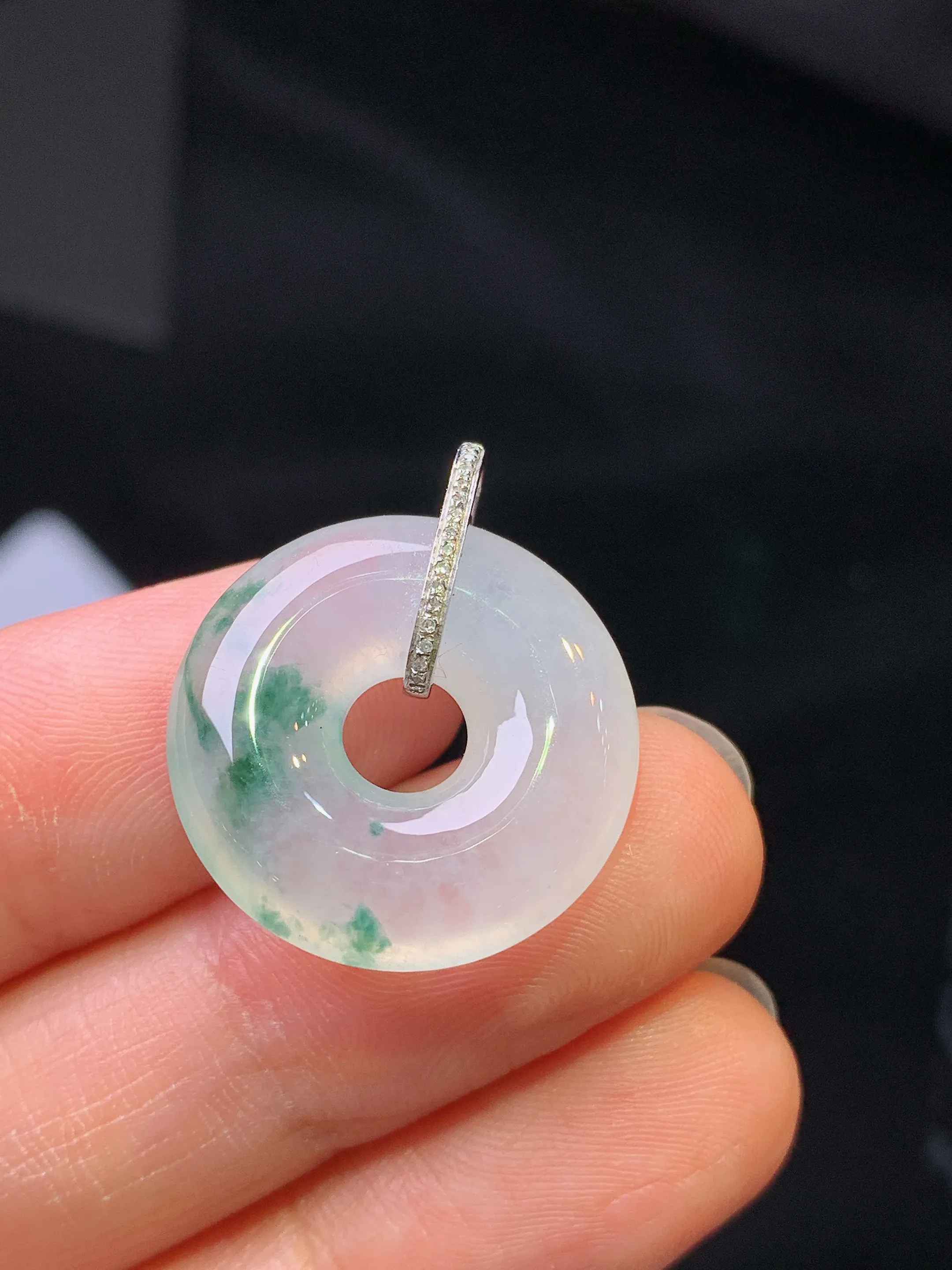 18k金钻镶嵌飘绿平安扣吊坠 玉质细腻 色泽艳丽清新 整体尺寸23.8*20.2*5.5