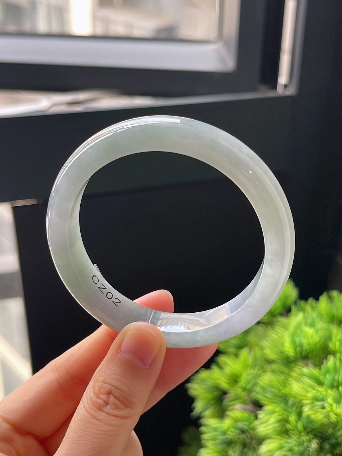 正圈56.3圈口，翡翠糯化种淡绿色手镯