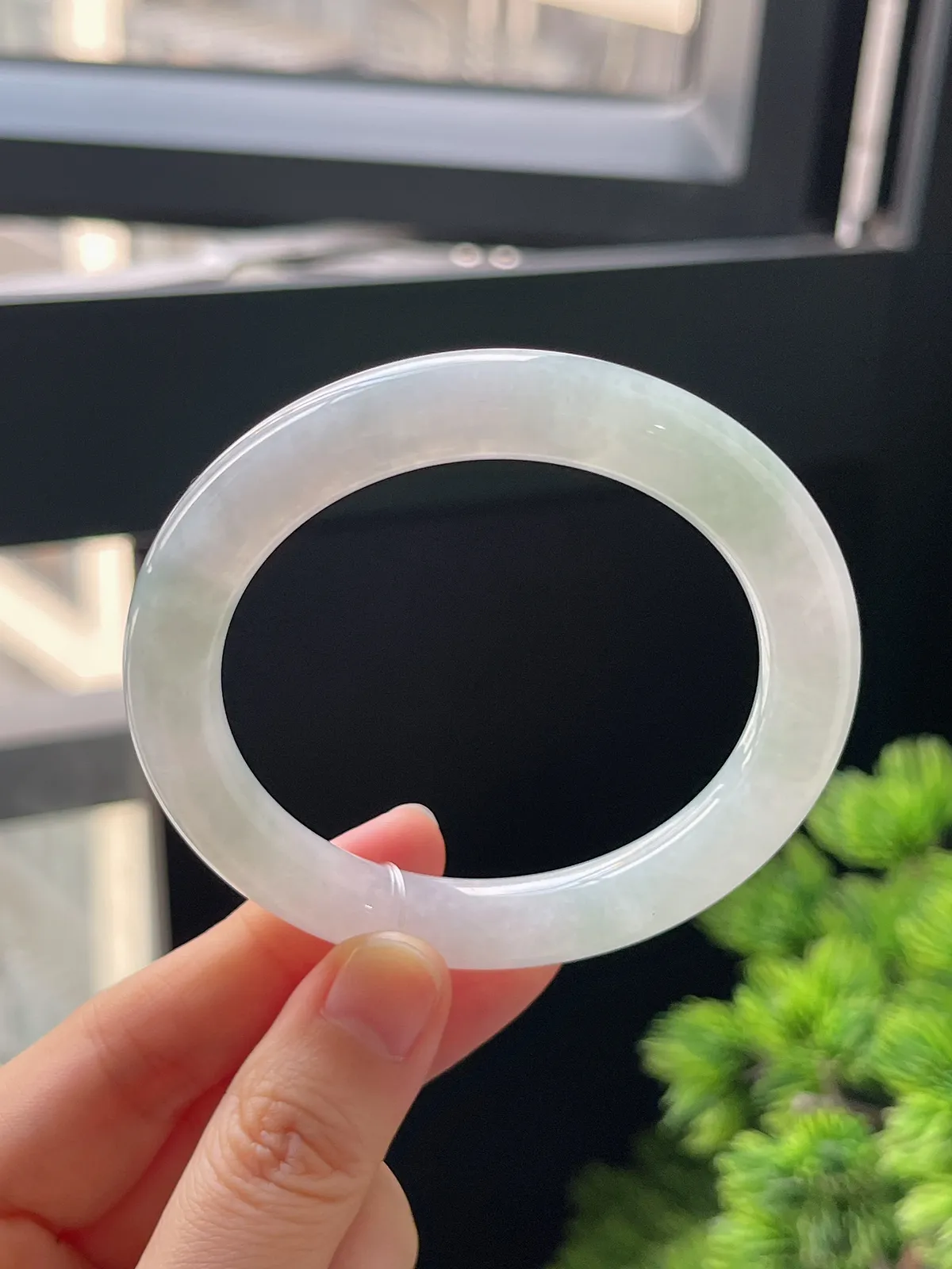 圆镯53.2圈口，翡翠冰糯种淡绿色手镯