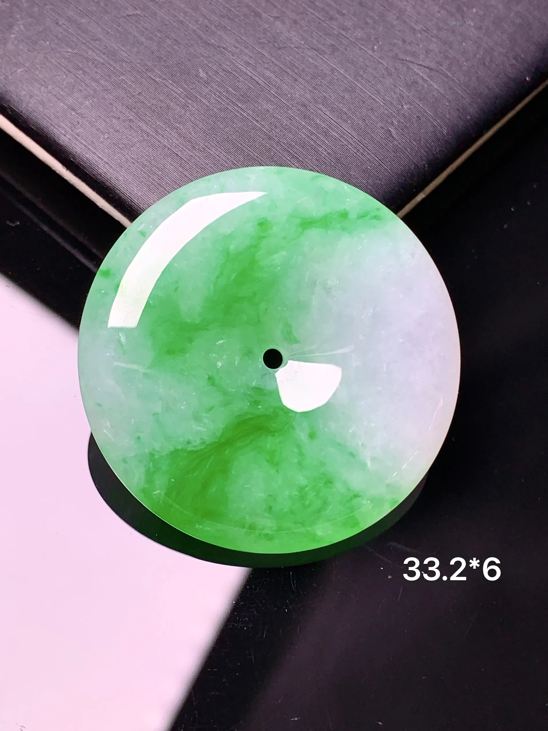 翠绿平安扣吊坠 玉质细腻 色泽艳丽清新 整体尺寸33.2*6