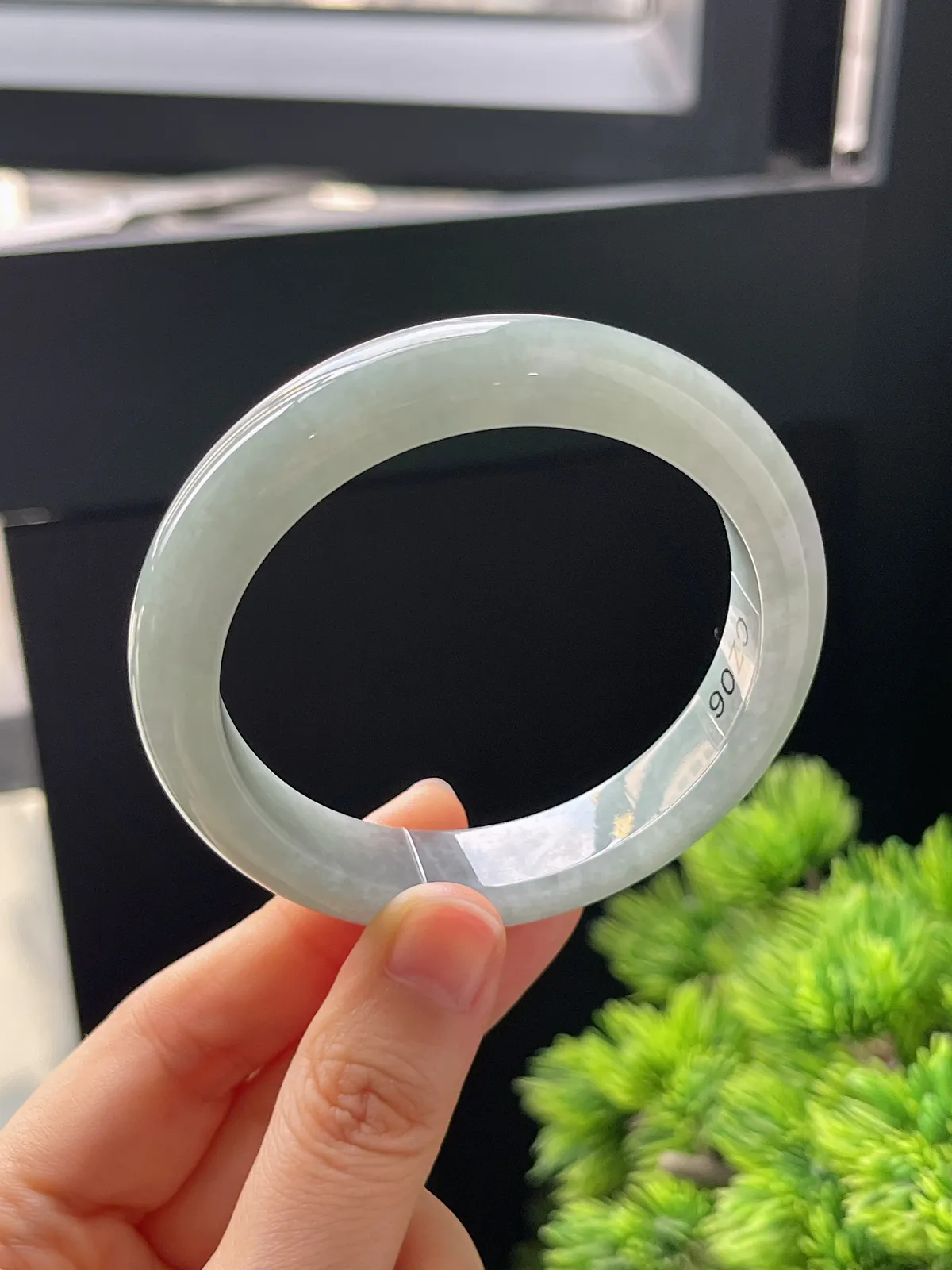 正圈55圈口，翡翠糯化种淡绿色手镯