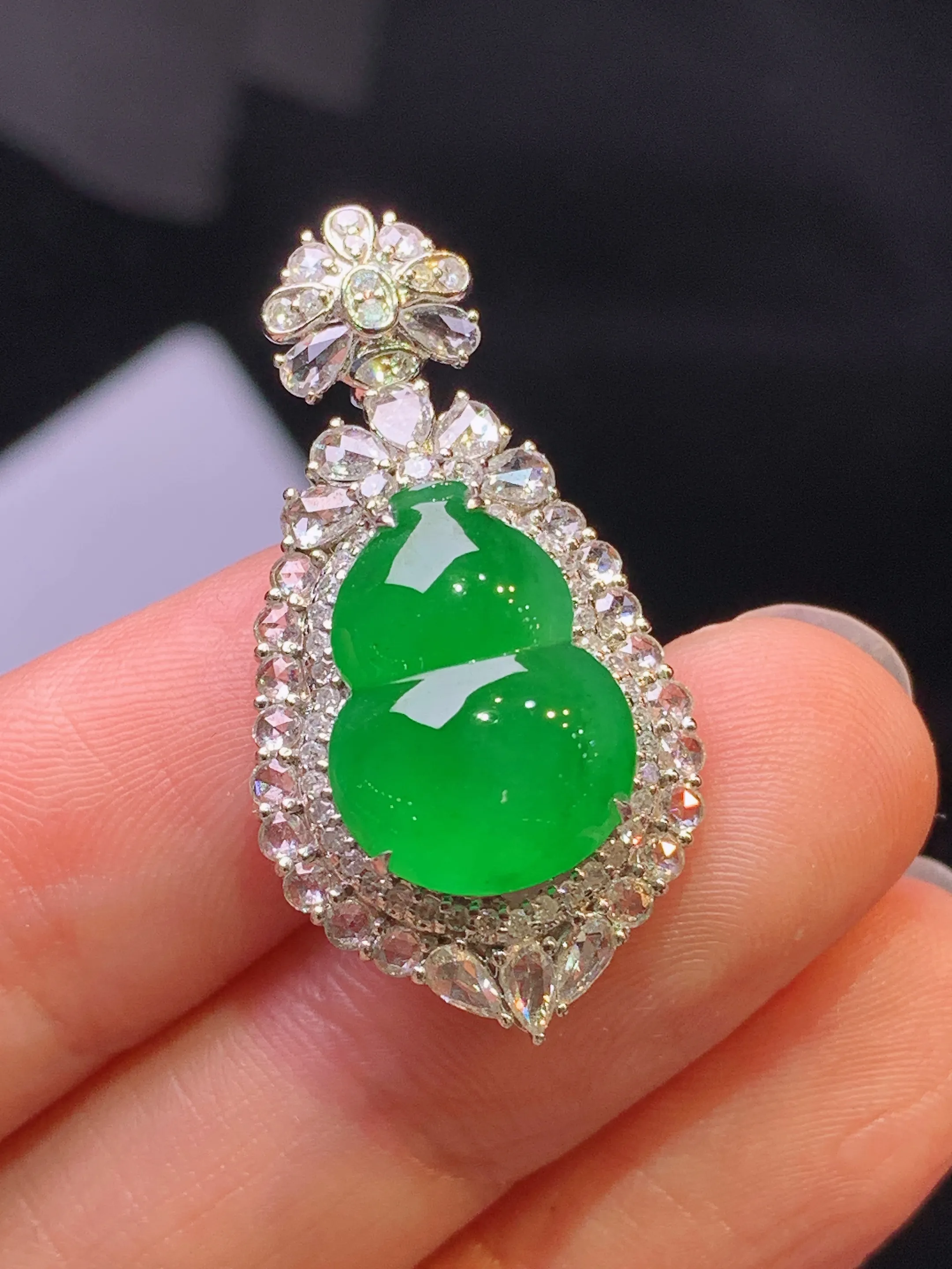 18k金钻镶嵌满绿葫芦吊坠 玉质细腻 色泽艳丽清新 整体尺寸32.3*16.6*10.5