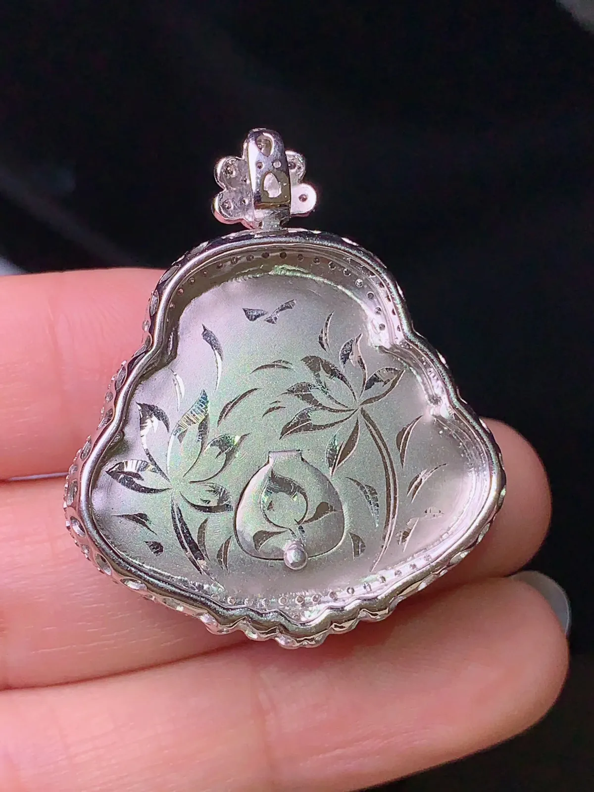 18k金钻镶嵌飘绿佛公吊坠 玉质细腻 色泽清新艳丽 整体尺寸35.2*30*9.6