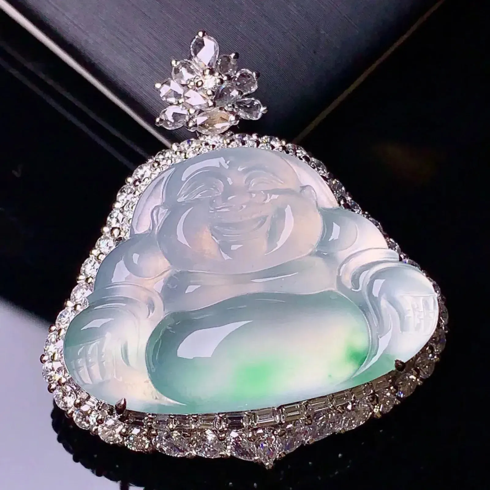 18k金钻镶嵌飘绿佛公吊坠 玉质细腻 色泽艳丽   整体尺寸38*34.1*14.8