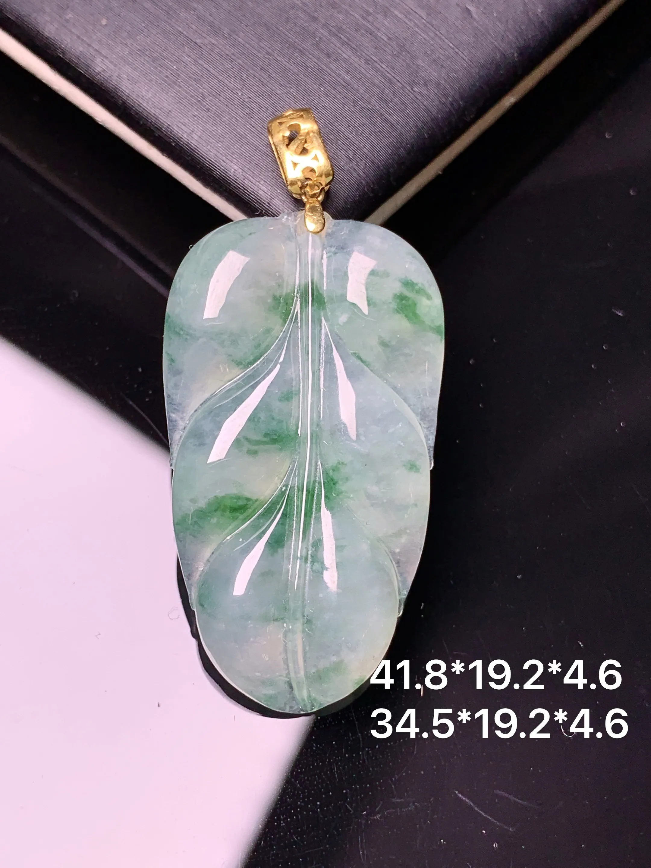18k金镶嵌冰种飘绿树叶吊坠 玉质细腻 色泽艳丽清新 整体尺寸41.8*19.2*4.6