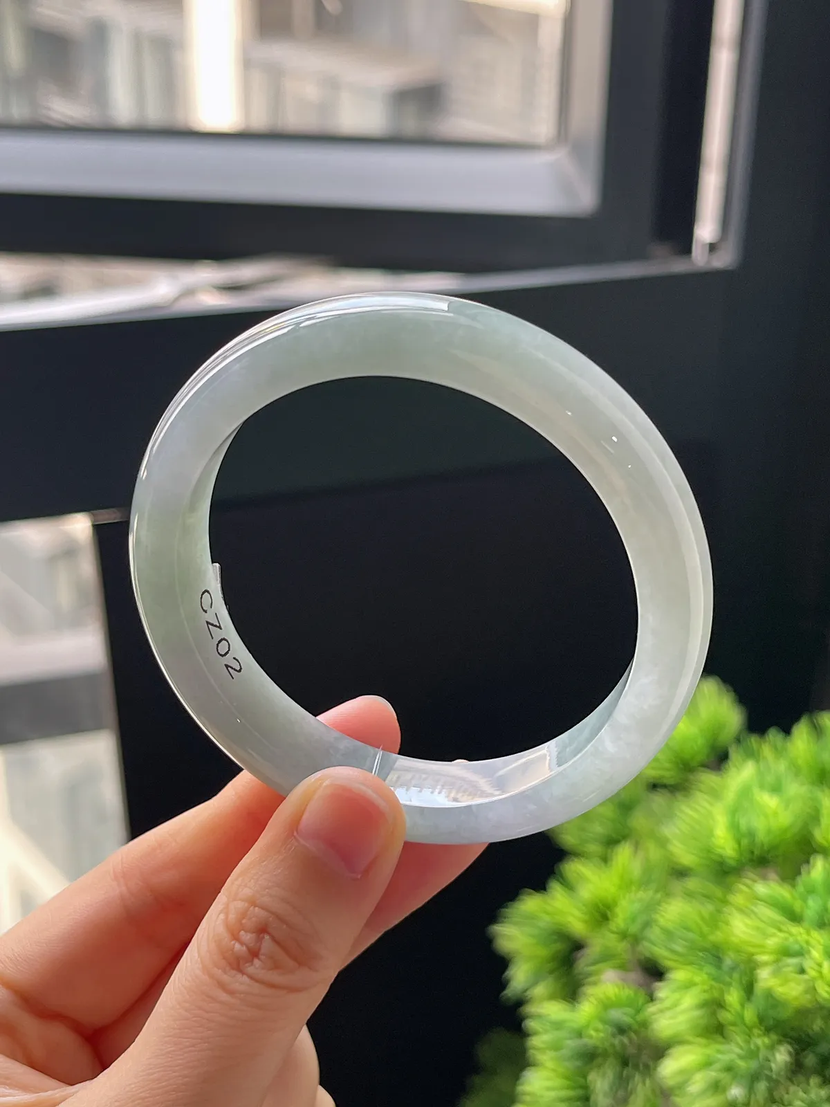 正圈56.3圈口，翡翠糯化种淡绿色手镯