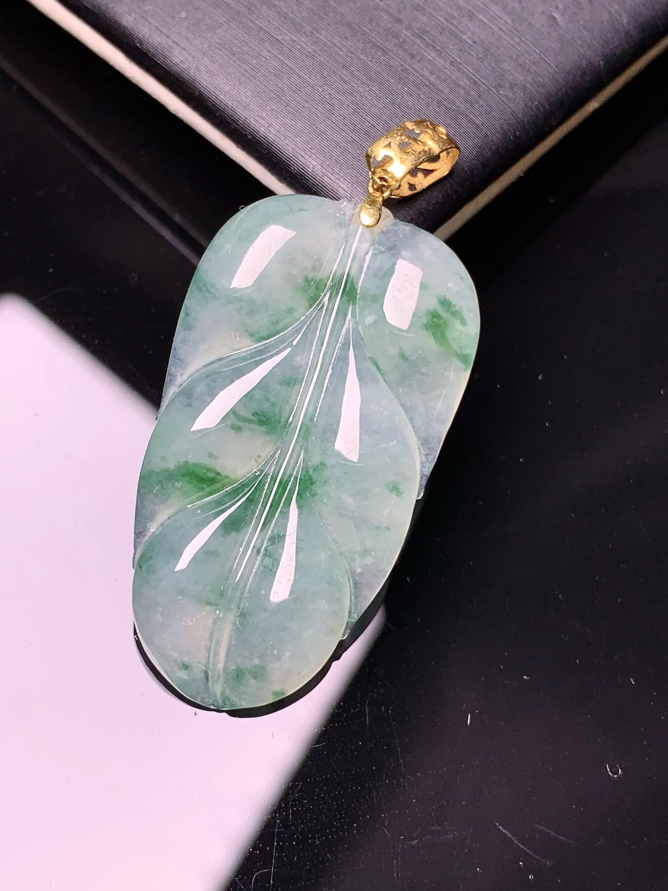 18k金镶嵌冰种飘绿树叶吊坠 玉质细腻 色泽艳丽清新 整体尺寸41.8*19.2*4.6