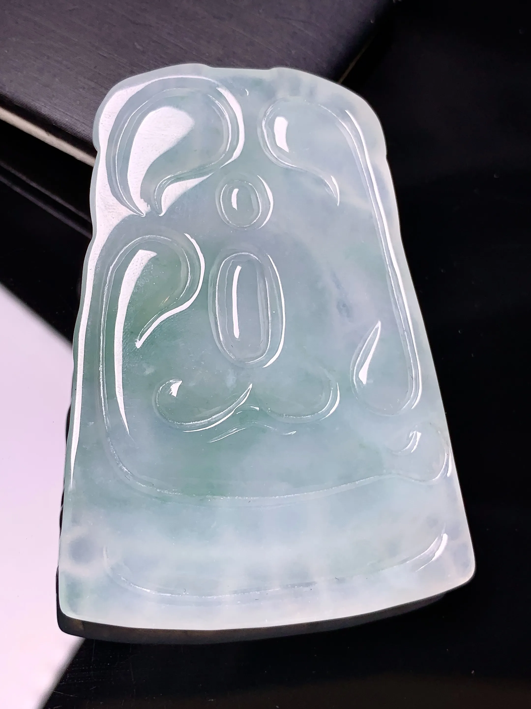 飘绿观音菩萨吊坠 玉质细腻 色泽艳丽清新 整体尺寸62.5*44.6*5.2