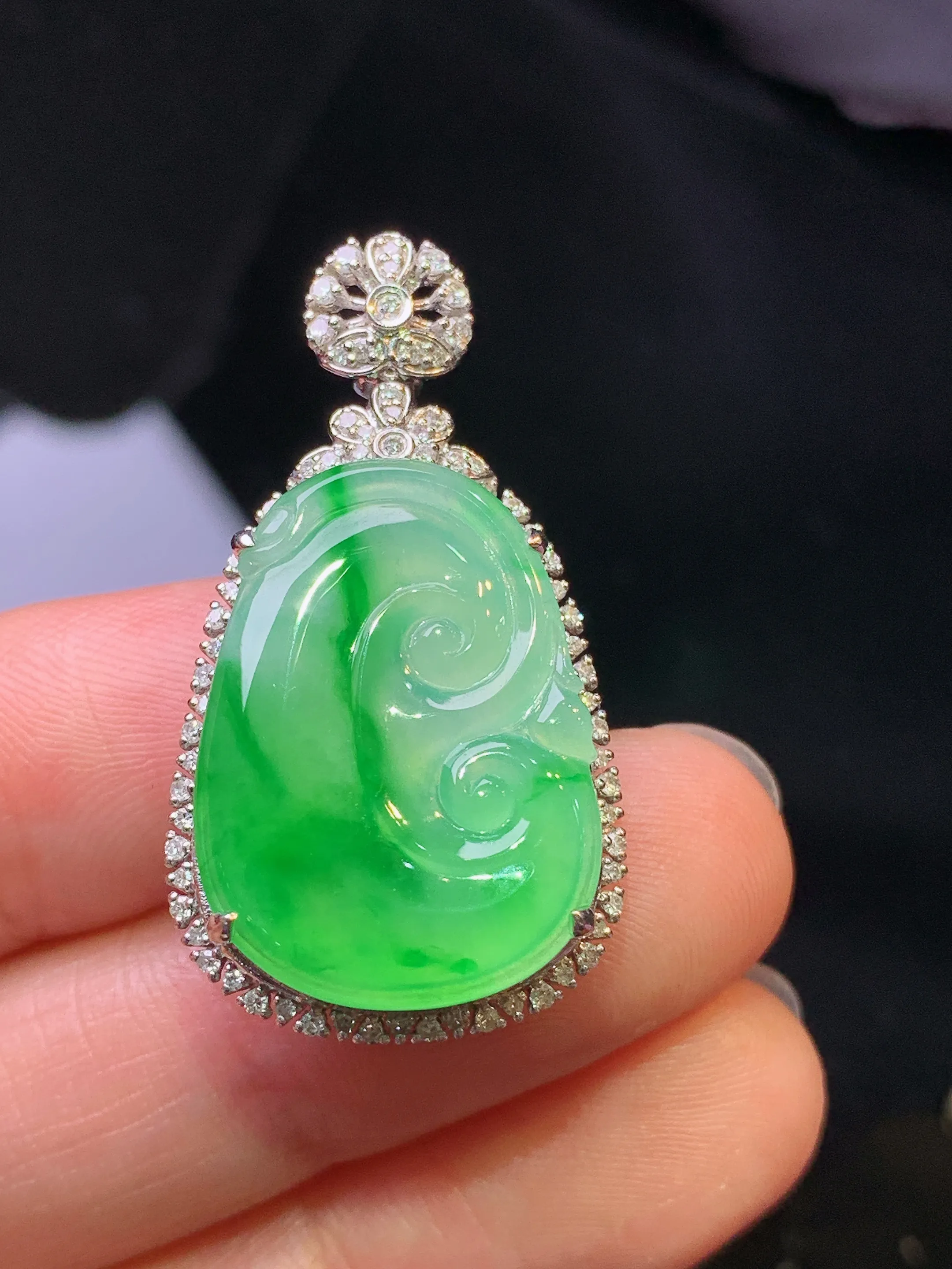 18k金钻镶嵌飘绿如意吊坠 玉质细腻 色泽艳丽清新 整体尺寸33.8*18.3*8.5