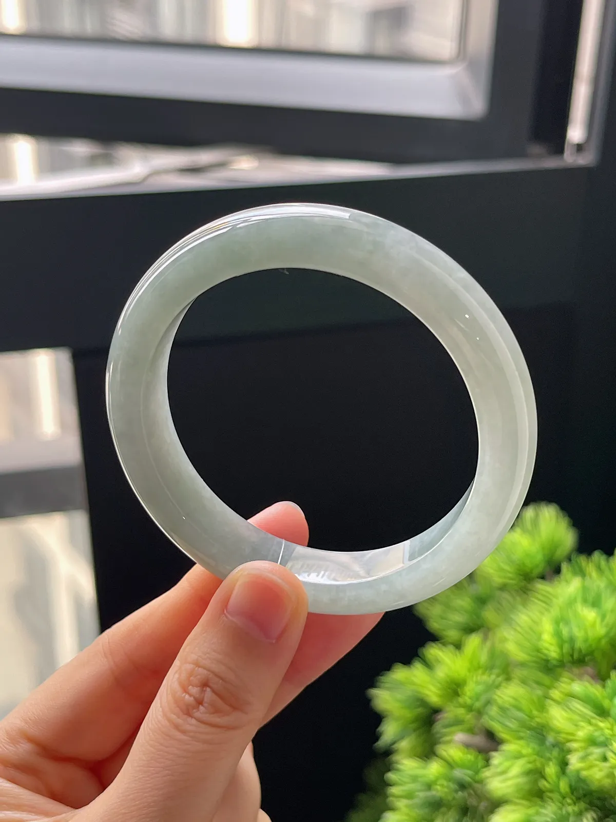 正圈55圈口，翡翠糯化种淡绿色手镯