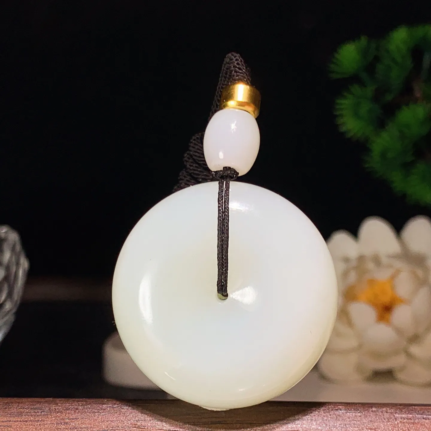 新疆和田玉白玉羊脂白平安扣挂件 尺寸38/15重48克。玉质细腻油润。手推出油。品相大气 lt260202